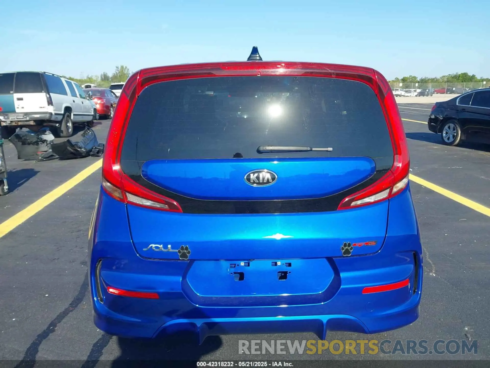 17 Photograph of a damaged car KNDJ63AU2M7763527 KIA SOUL 2021