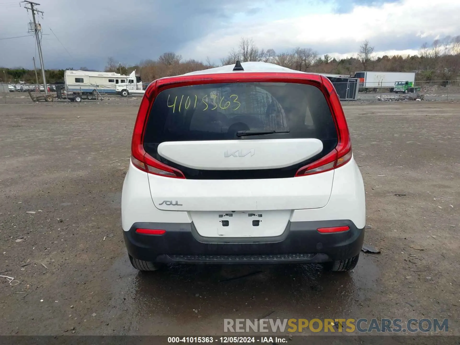 17 Photograph of a damaged car KNDJ23AU1N7173784 KIA SOUL 2022