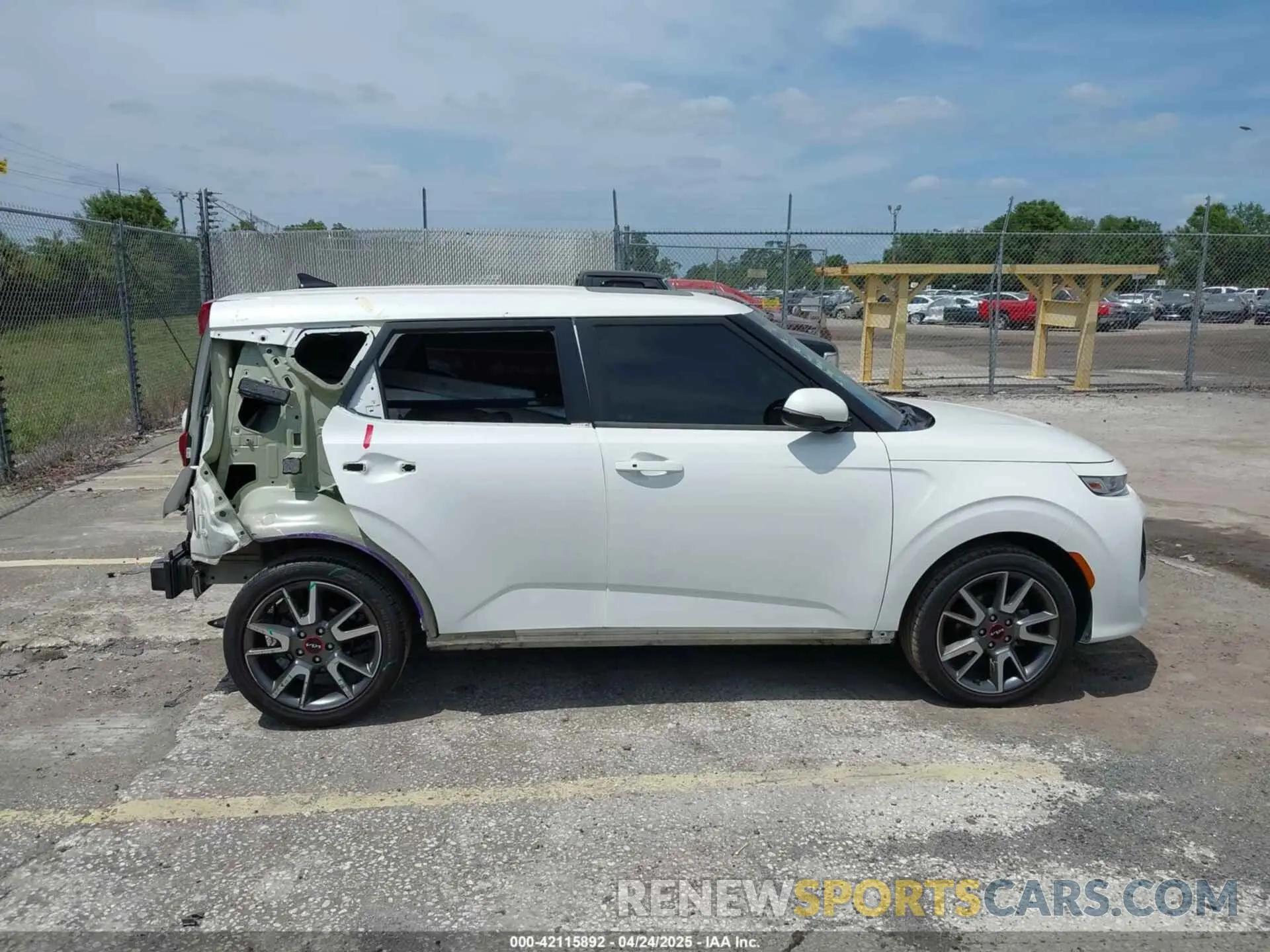 13 Photograph of a damaged car KNDJ63AU2N7166959 KIA SOUL 2022