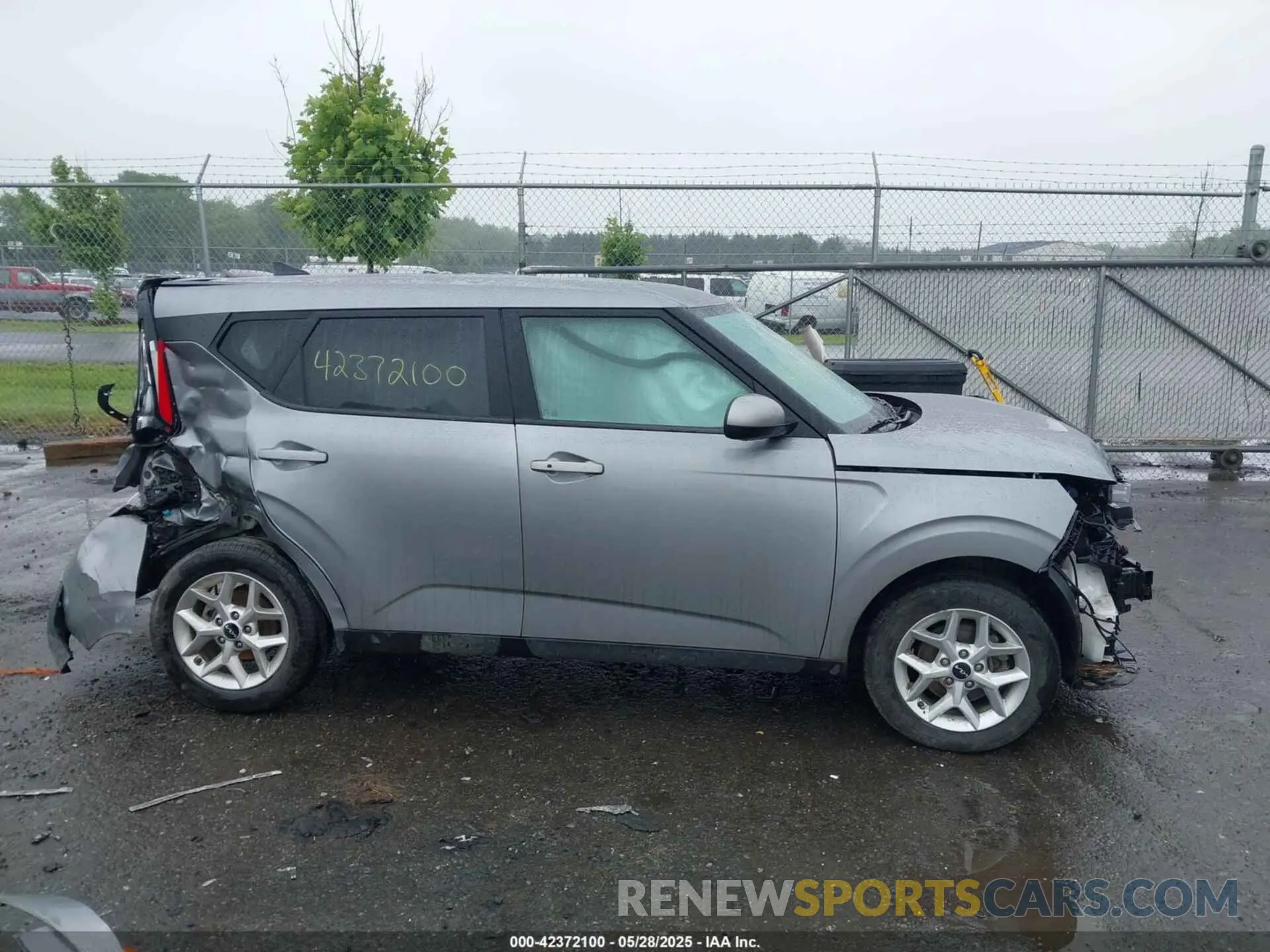 12 Photograph of a damaged car KNDJ23AU6P7850136 KIA SOUL 2023