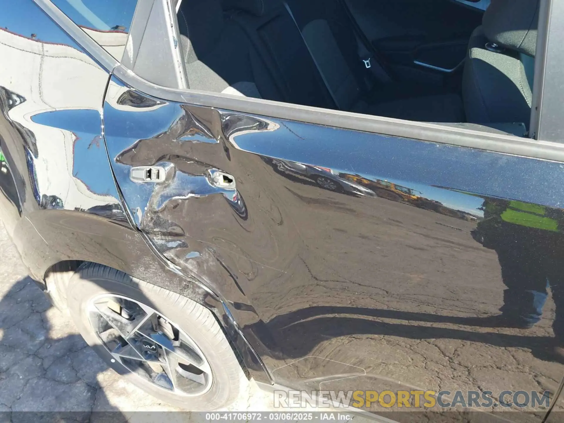 17 Photograph of a damaged car KNDJ33AU0P7893724 KIA SOUL 2023