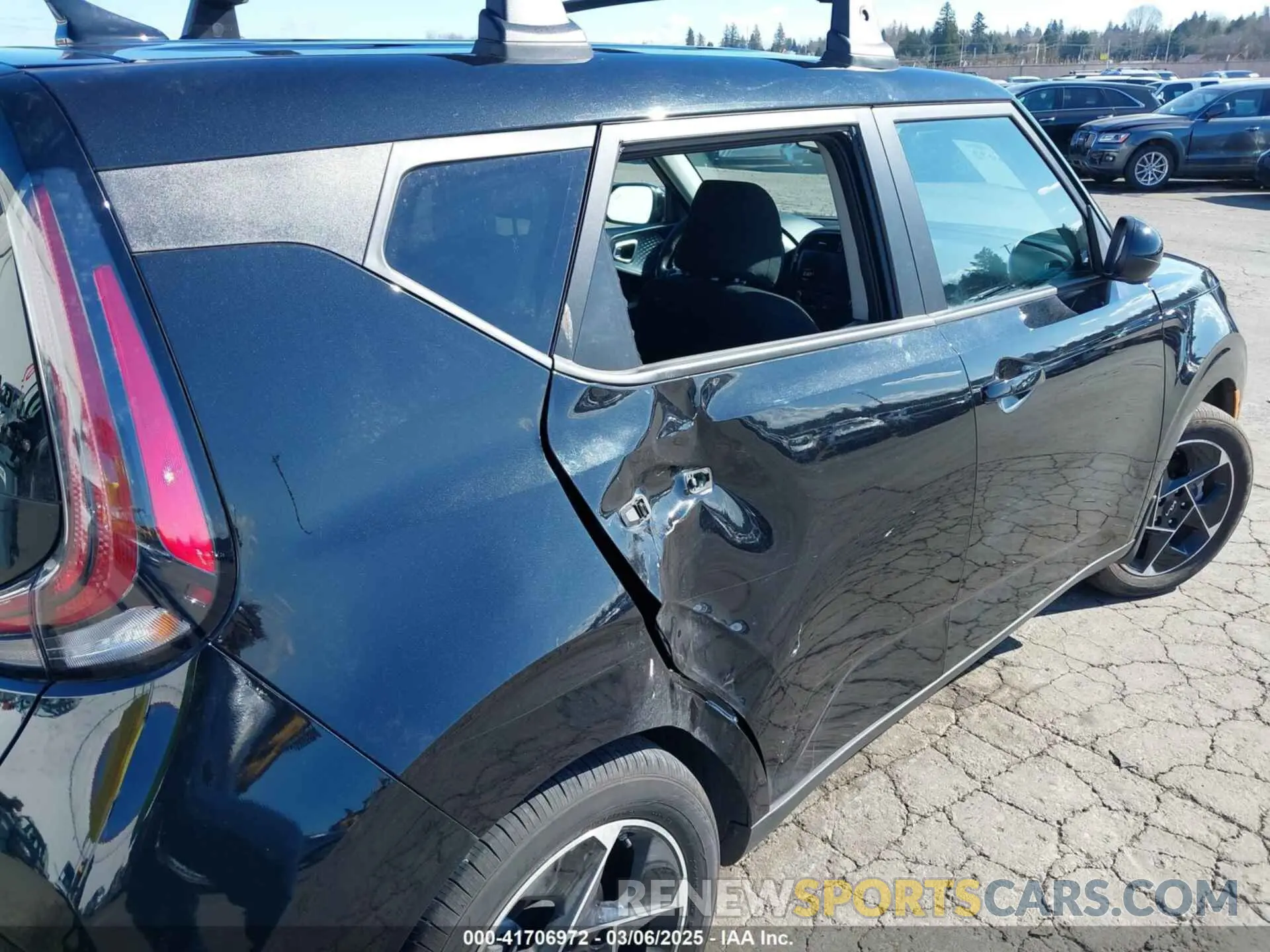 18 Photograph of a damaged car KNDJ33AU0P7893724 KIA SOUL 2023