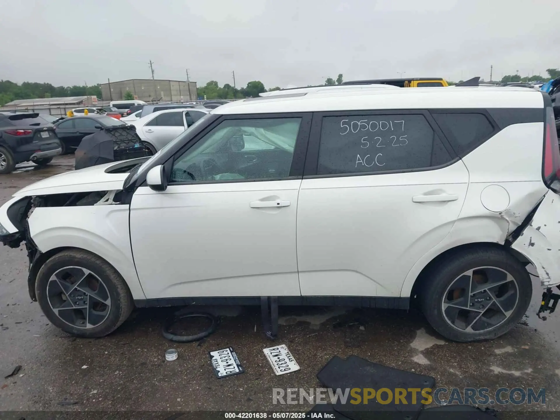14 Photograph of a damaged car KNDJ33AU5P7838976 KIA SOUL 2023