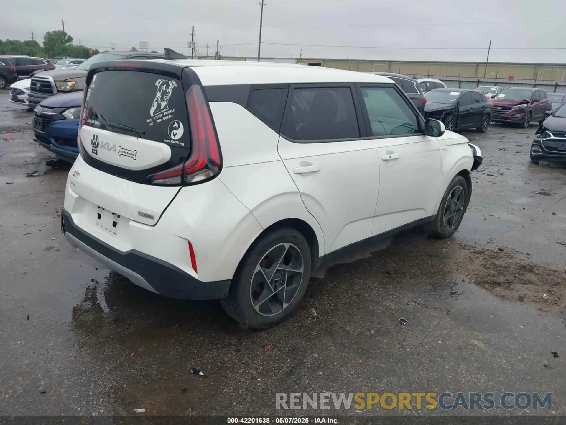 4 Photograph of a damaged car KNDJ33AU5P7838976 KIA SOUL 2023