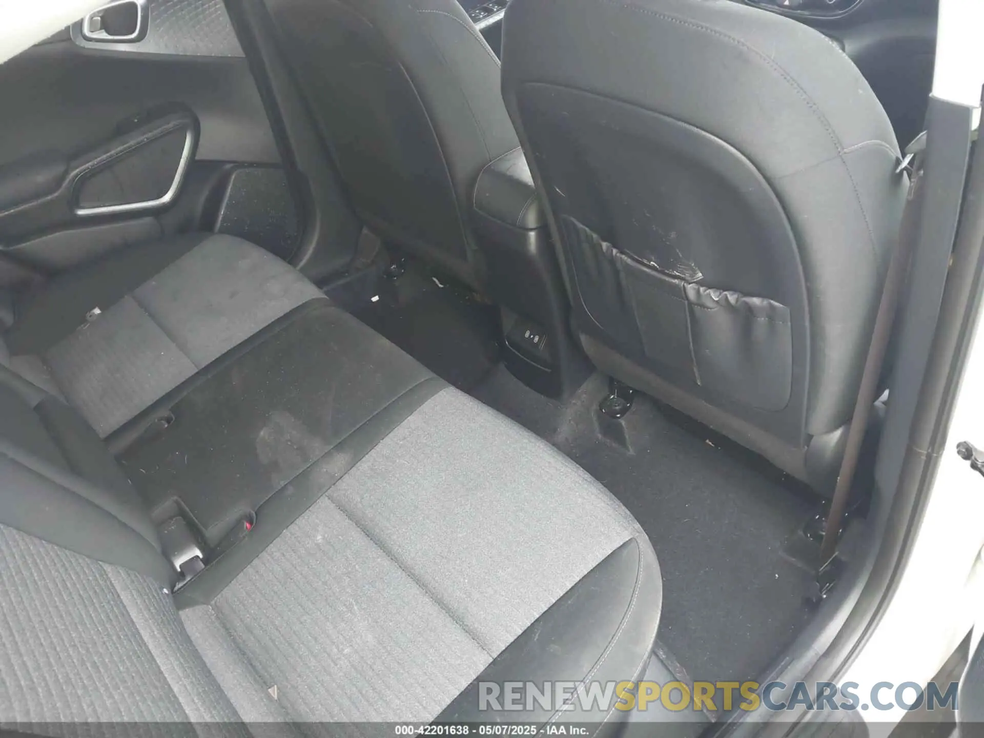 8 Photograph of a damaged car KNDJ33AU5P7838976 KIA SOUL 2023