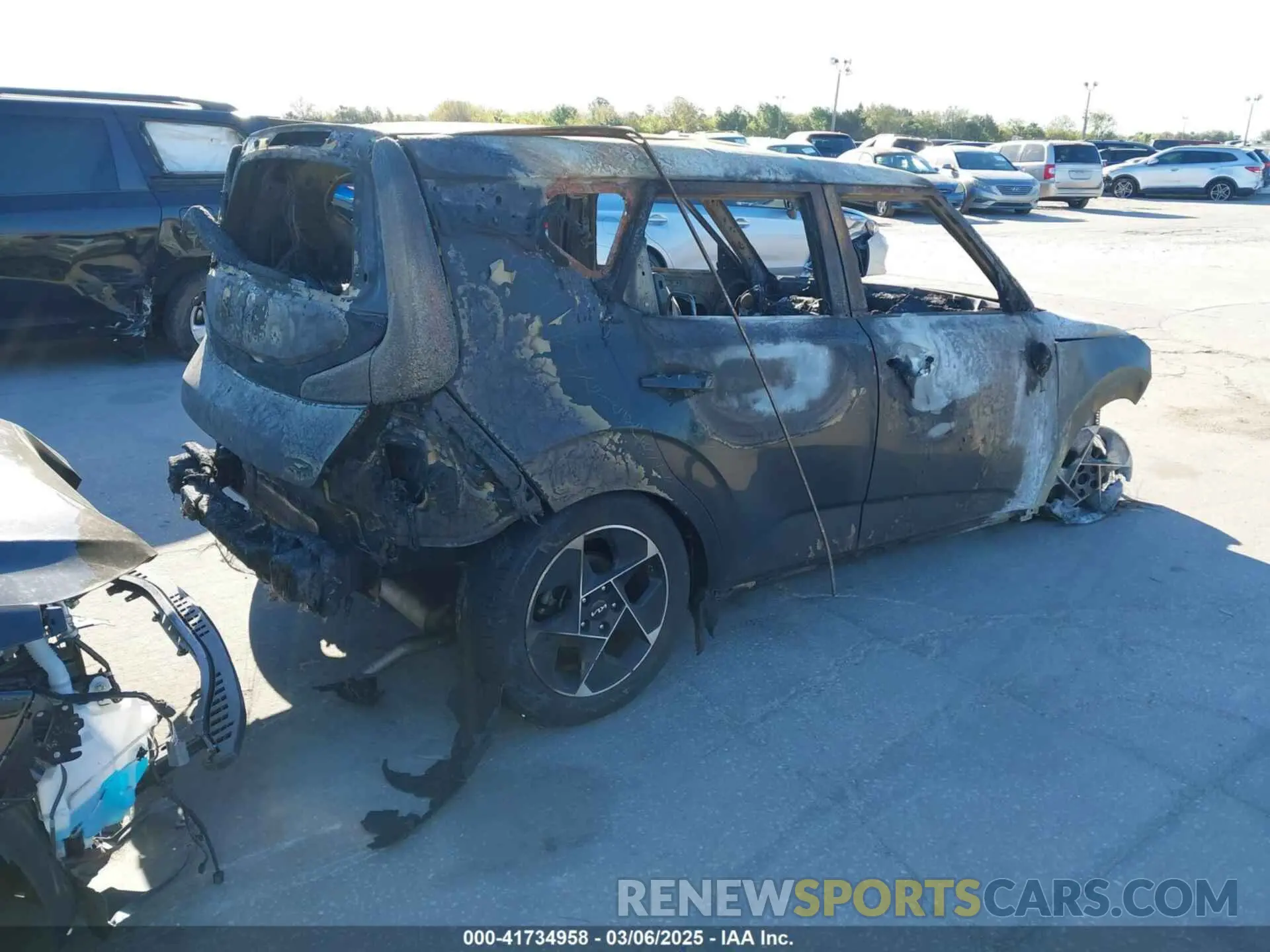 4 Photograph of a damaged car KNDJ33AU5P7893234 KIA SOUL 2023