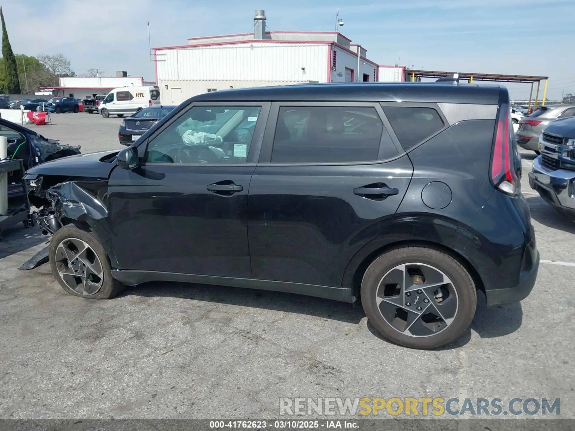 14 Photograph of a damaged car KNDJ33AU9P7881801 KIA SOUL 2023