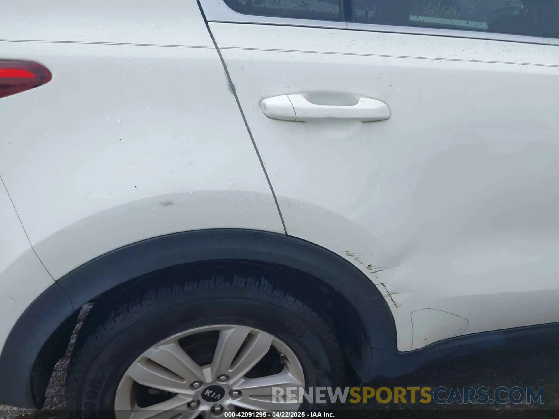 17 Photograph of a damaged car KNDPM3AC6K7617295 KIA SPORTAGE 2019
