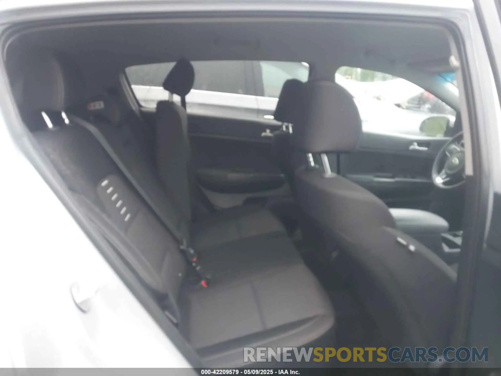 8 Photograph of a damaged car KNDPMCAC1K7581368 KIA SPORTAGE 2019