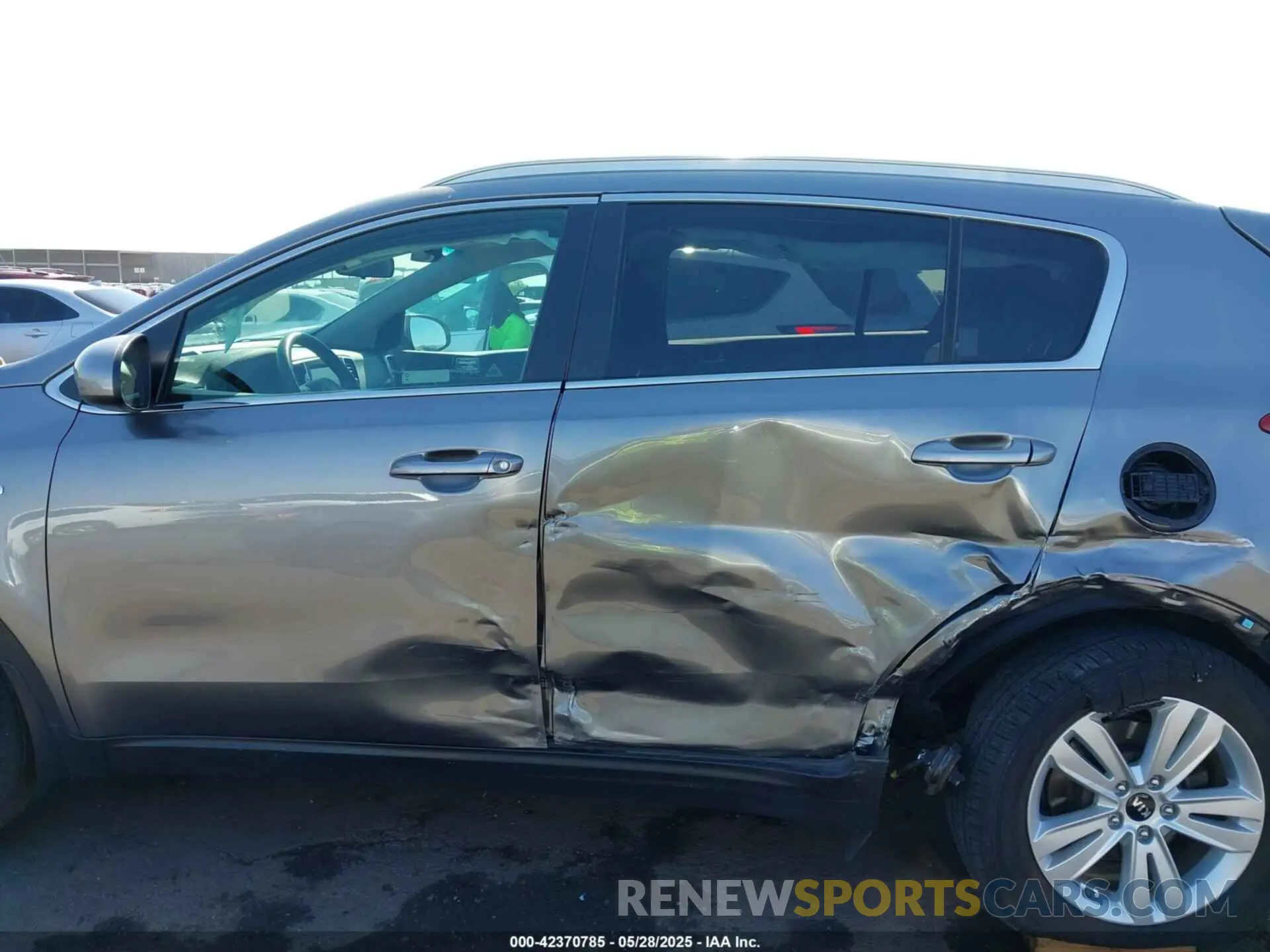 14 Photograph of a damaged car KNDPMCAC6K7528696 KIA SPORTAGE 2019