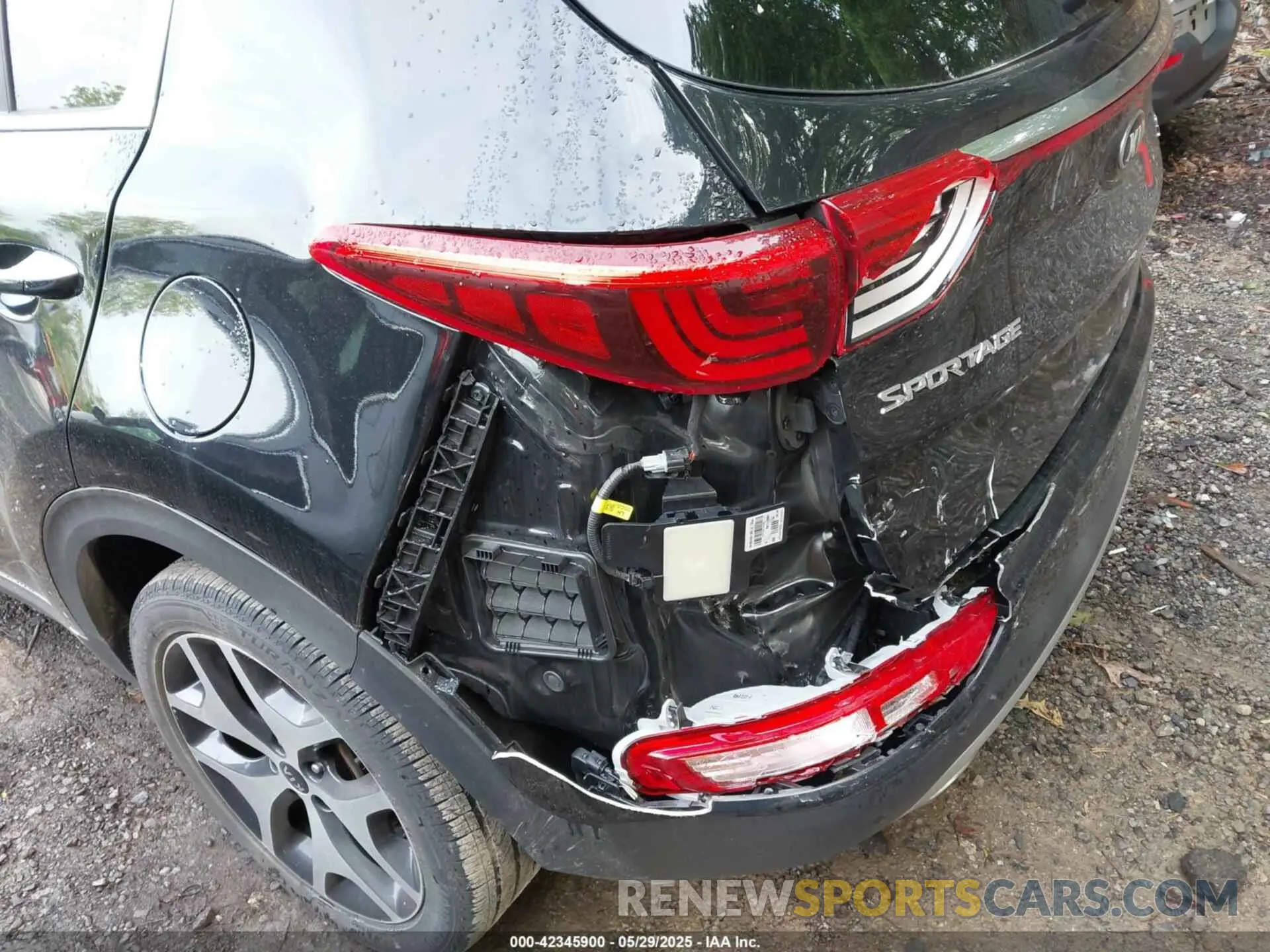 17 Photograph of a damaged car KNDPRCA62K7616978 KIA SPORTAGE 2019