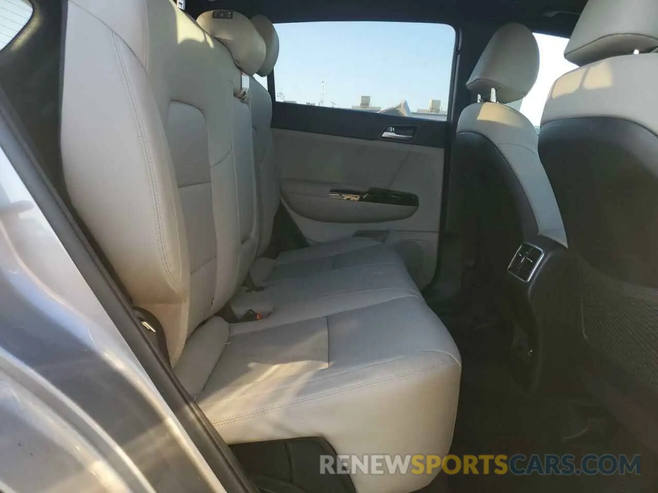 10 Photograph of a damaged car KNDP63AC1L7745875 KIA SPORTAGE 2020