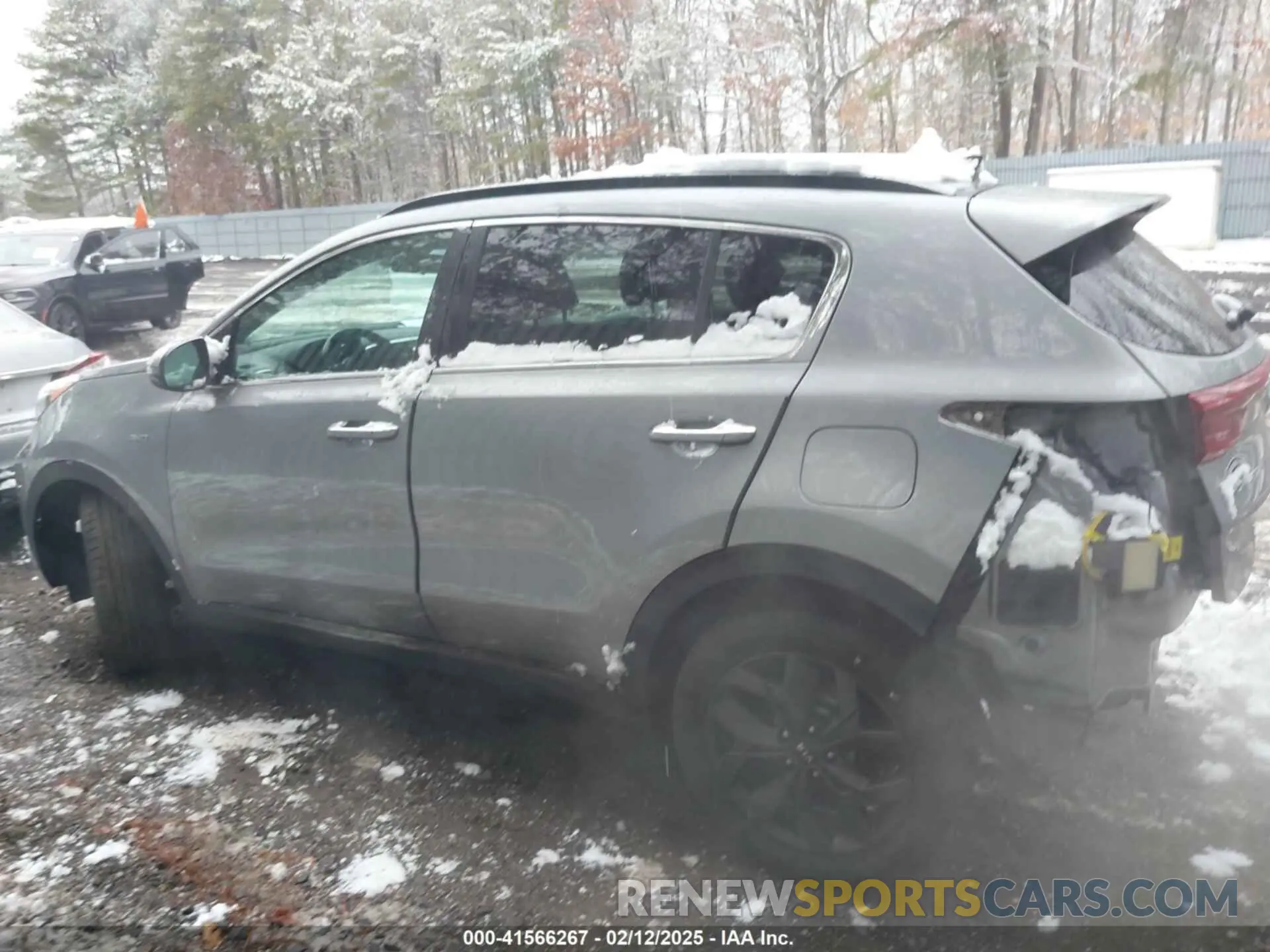 14 Photograph of a damaged car KNDP6CAC3L7634115 KIA SPORTAGE 2020