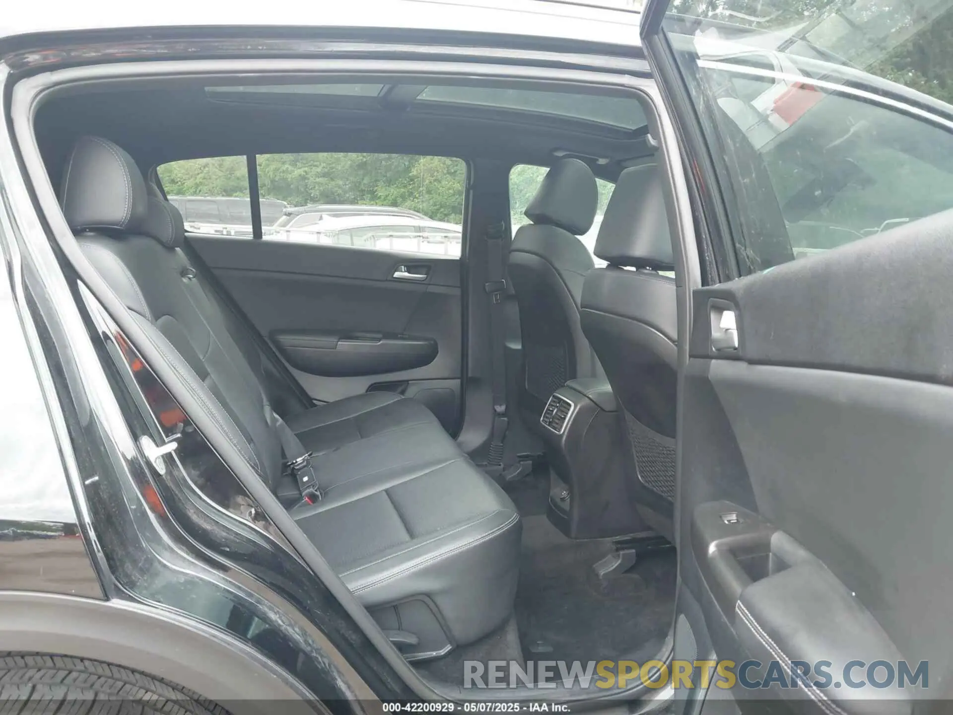 8 Photograph of a damaged car KNDP6CAC8L7762897 KIA SPORTAGE 2020