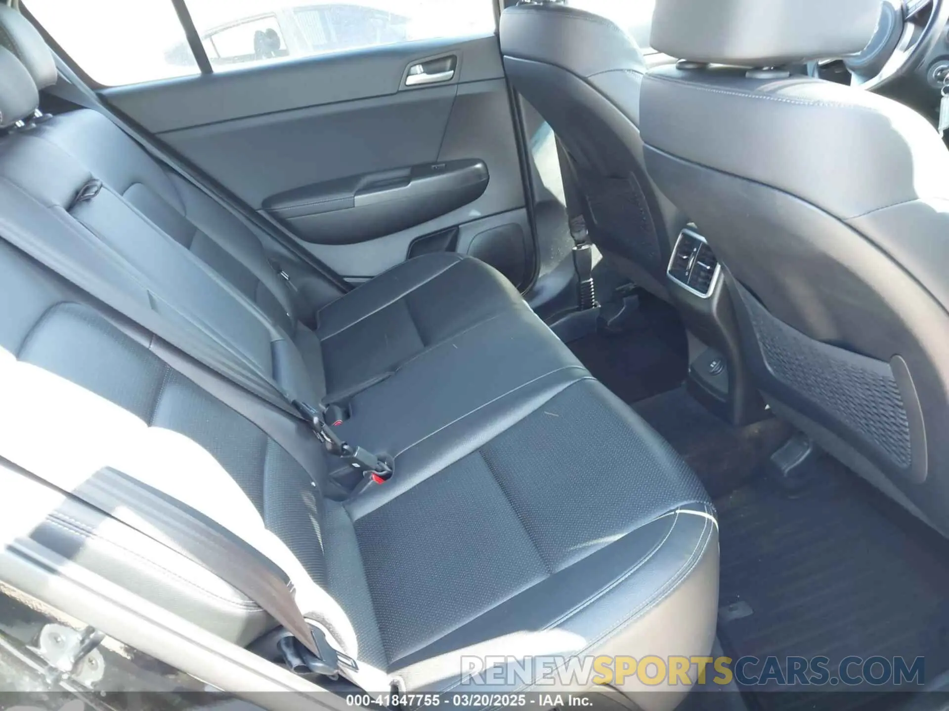 8 Photograph of a damaged car KNDP6CAC9L7638587 KIA SPORTAGE 2020