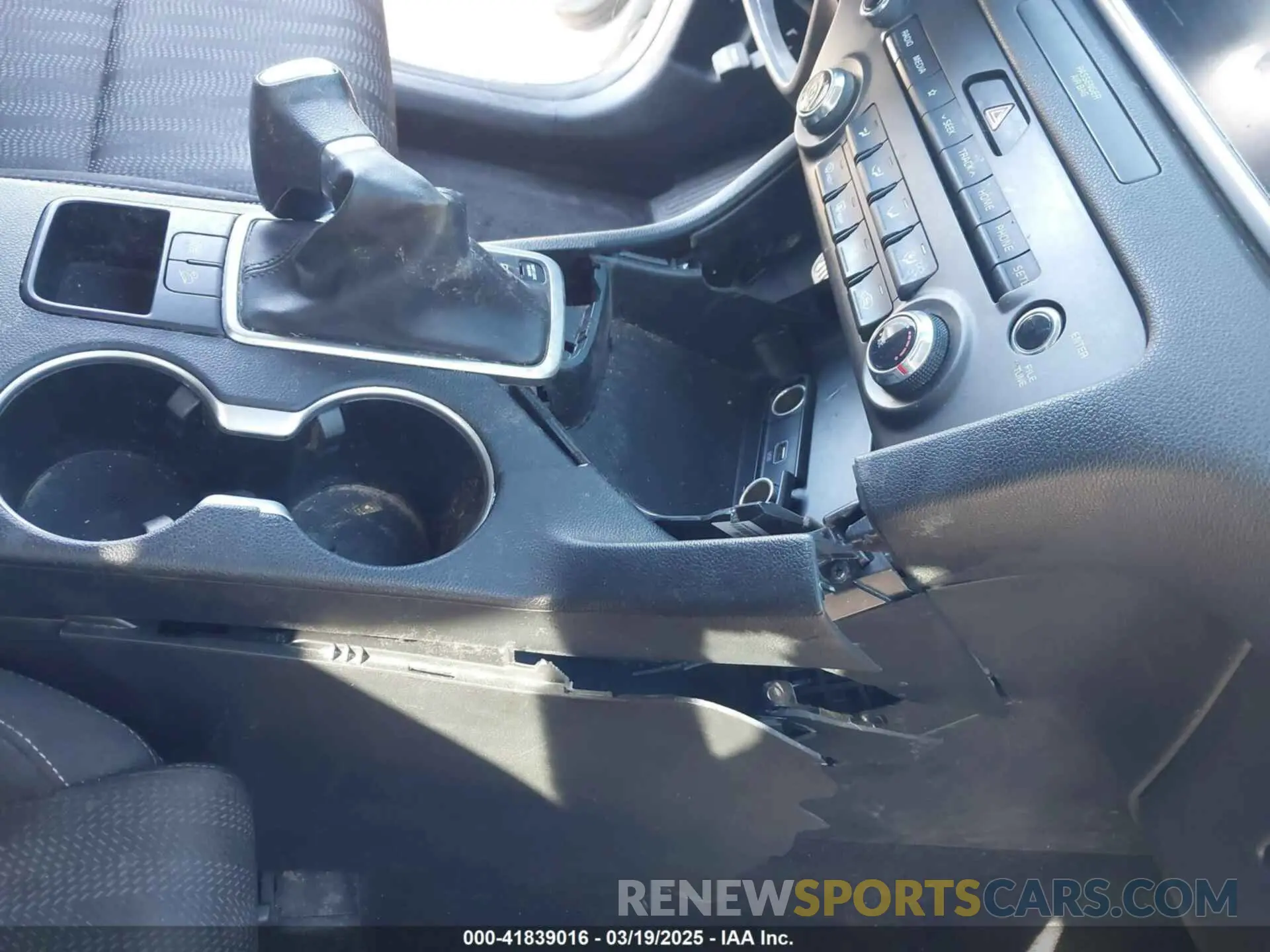 17 Photograph of a damaged car KNDPM3AC3L7815978 KIA SPORTAGE 2020