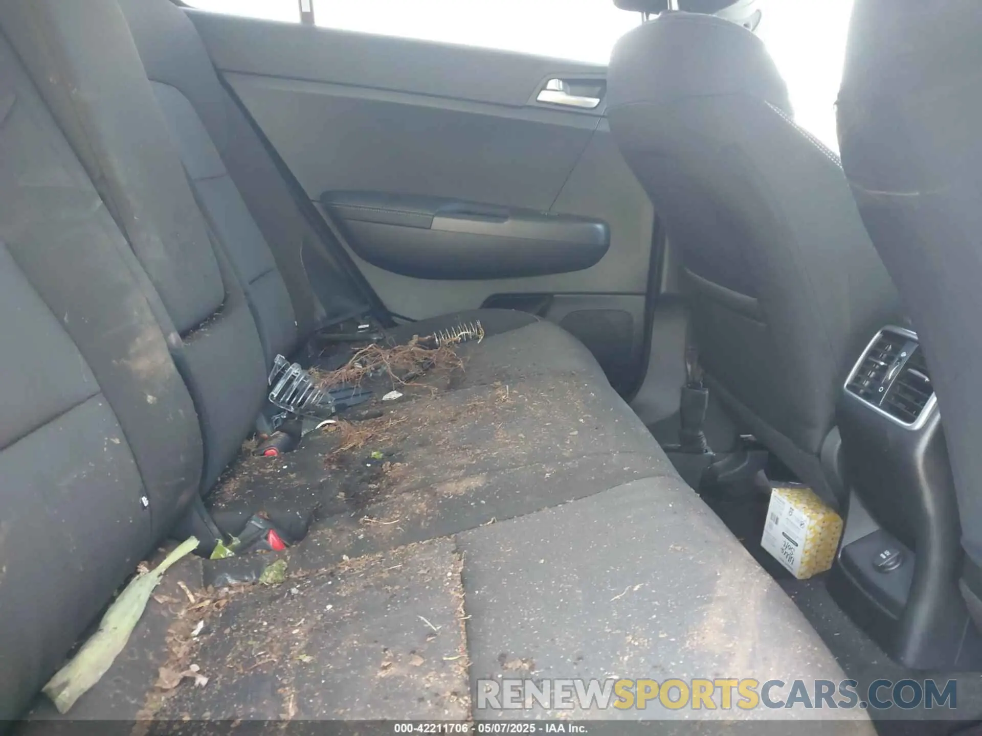 8 Photograph of a damaged car KNDPM3AC9L7835944 KIA SPORTAGE 2020
