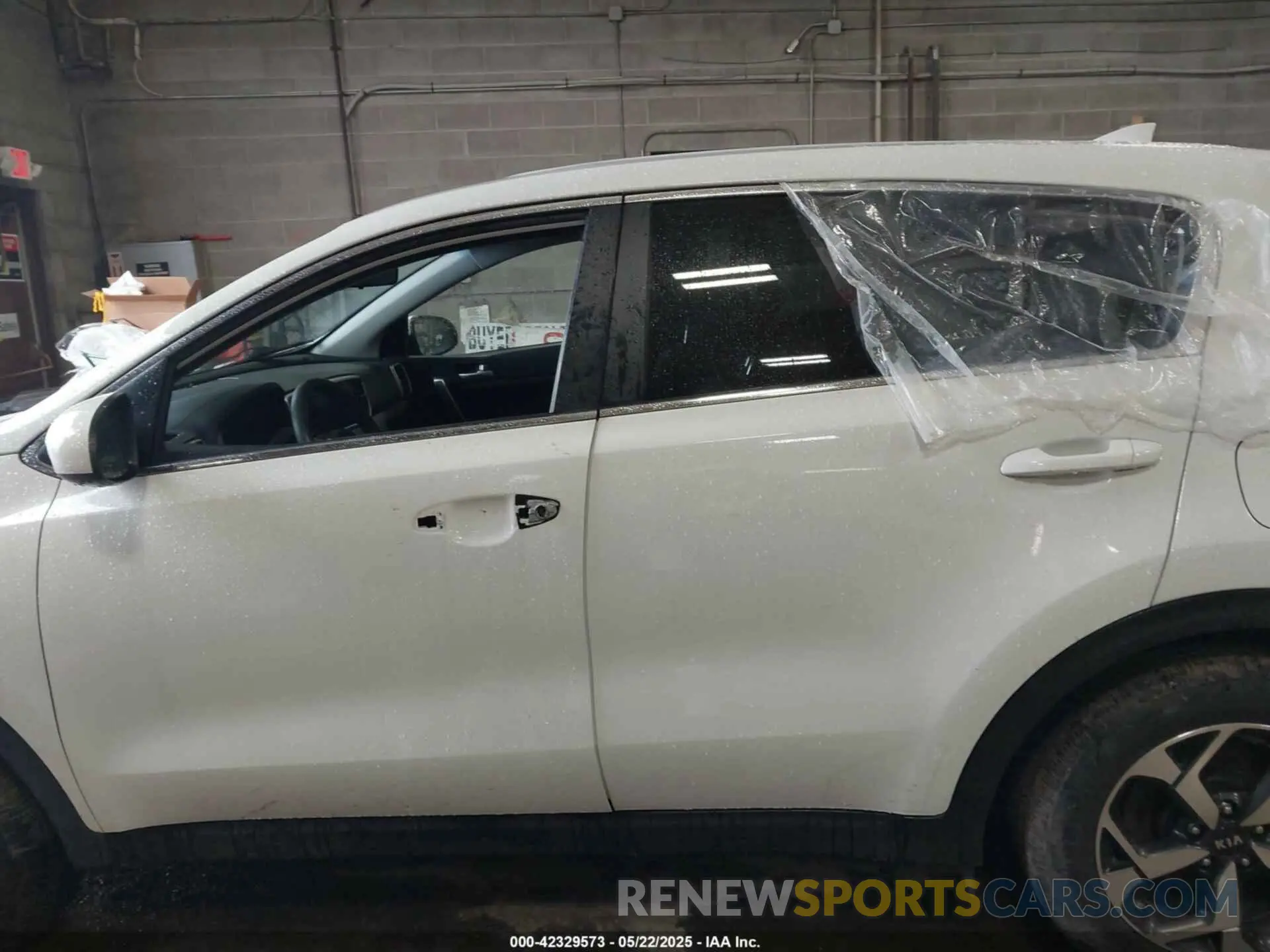 14 Photograph of a damaged car KNDPMCAC1L7730489 KIA SPORTAGE 2020