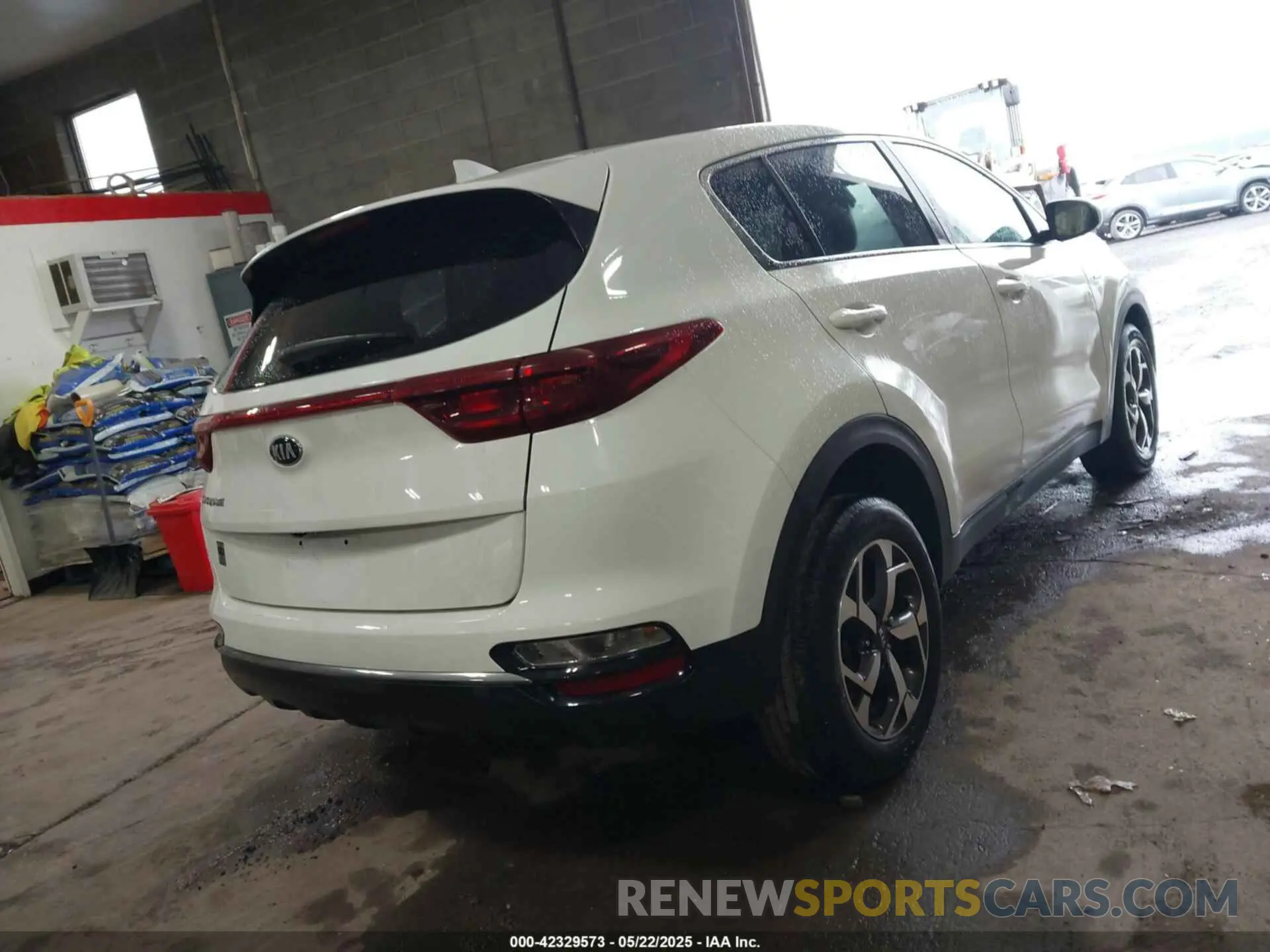 4 Photograph of a damaged car KNDPMCAC1L7730489 KIA SPORTAGE 2020