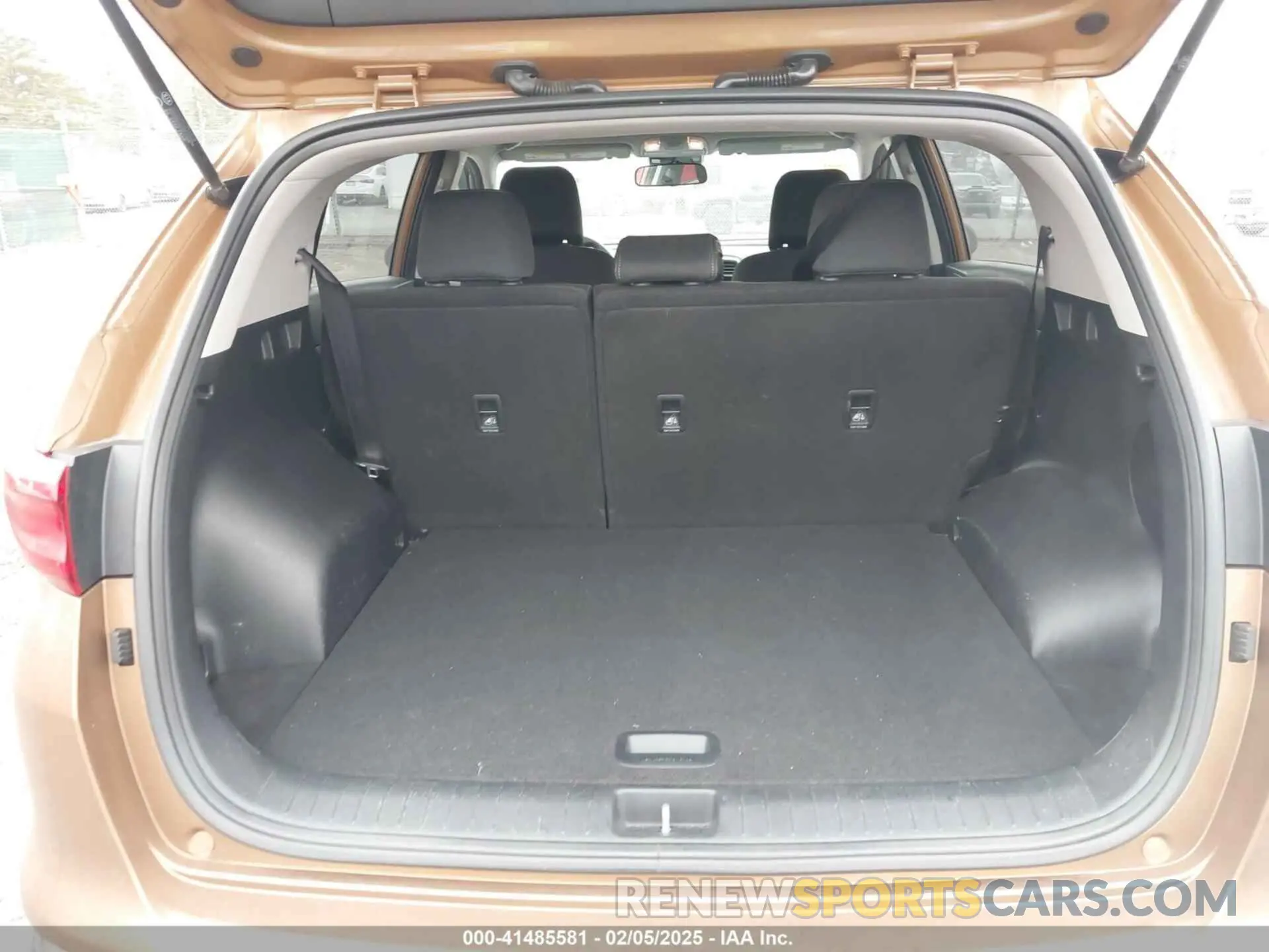 17 Photograph of a damaged car KNDPMCAC1L7807586 KIA SPORTAGE 2020