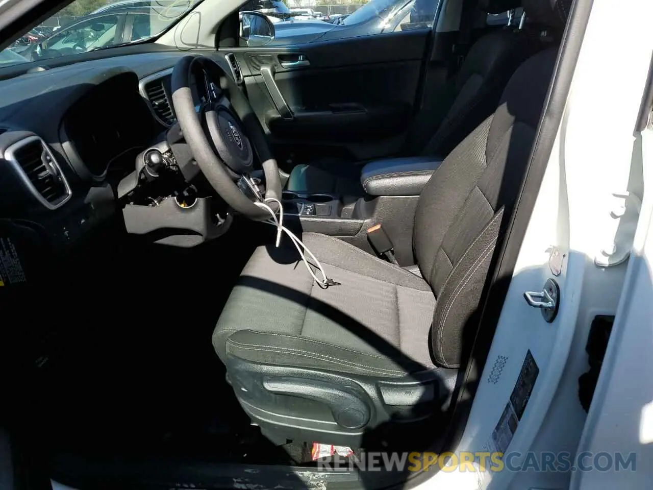 7 Photograph of a damaged car KNDPMCAC1L7811850 KIA SPORTAGE 2020