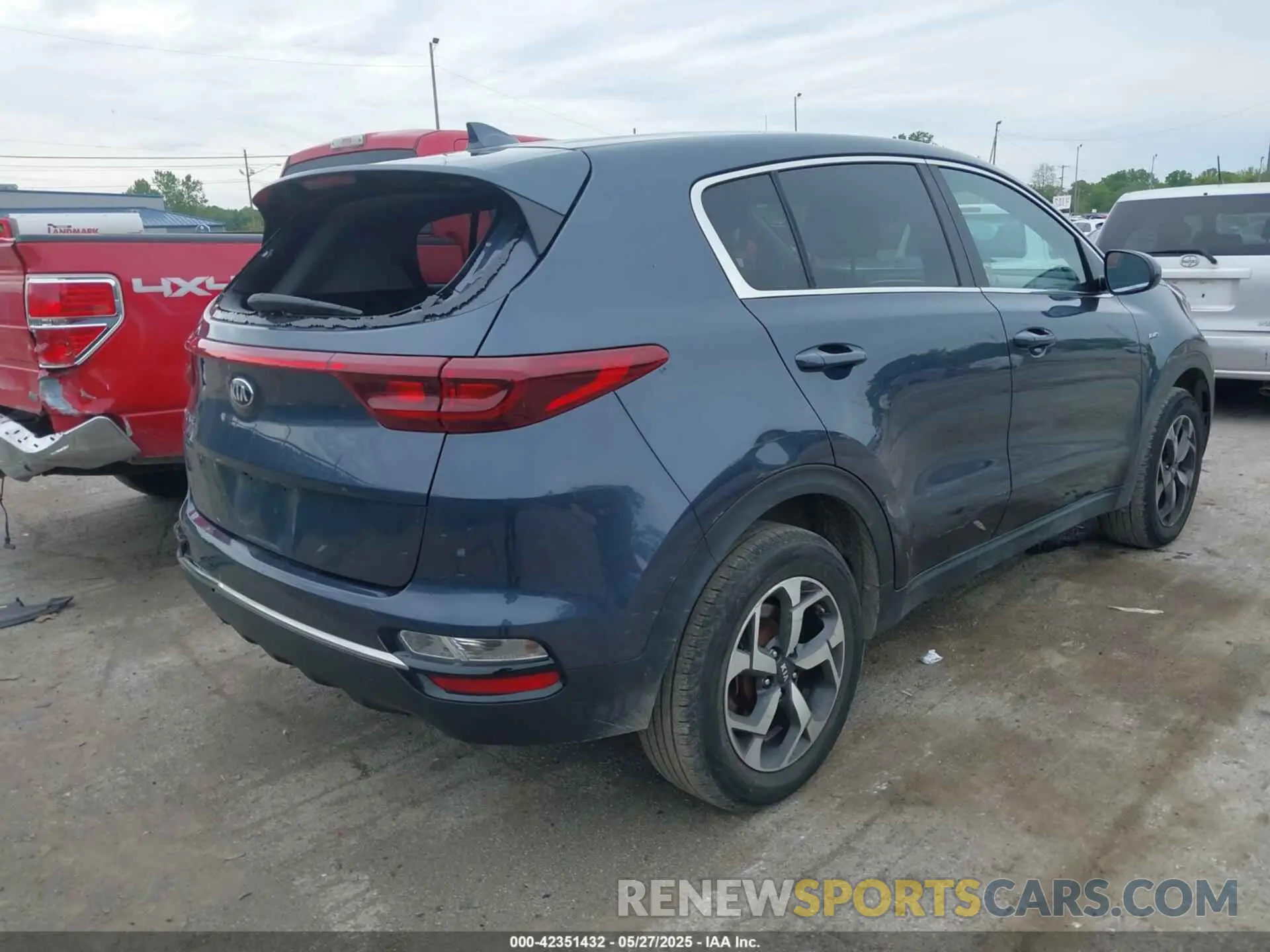4 Photograph of a damaged car KNDPMCAC2L7699611 KIA SPORTAGE 2020
