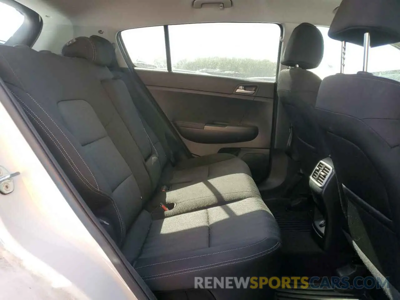 12 Photograph of a damaged car KNDPMCAC4L7745763 KIA SPORTAGE 2020