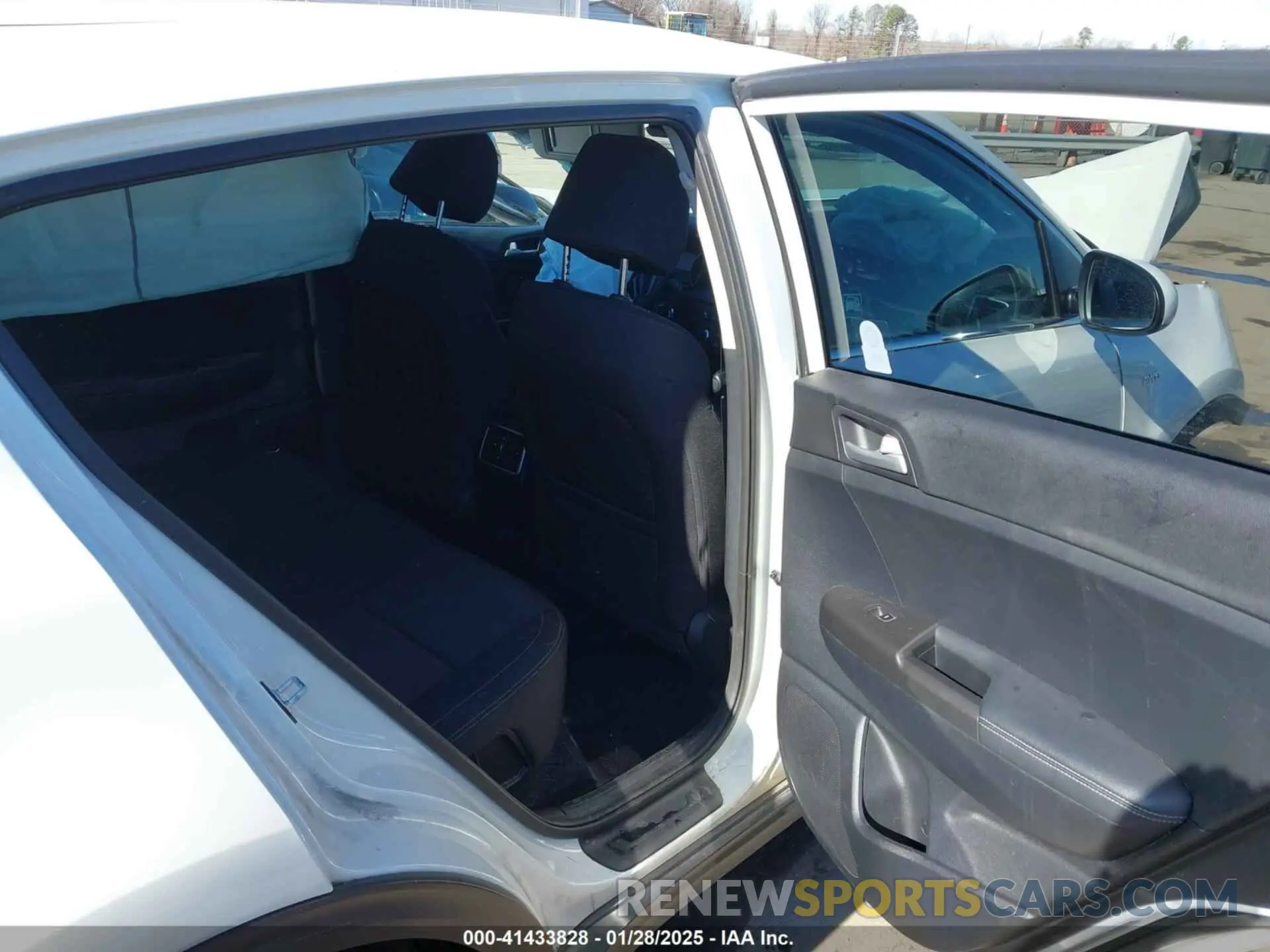 8 Photograph of a damaged car KNDPMCAC4L7792355 KIA SPORTAGE 2020