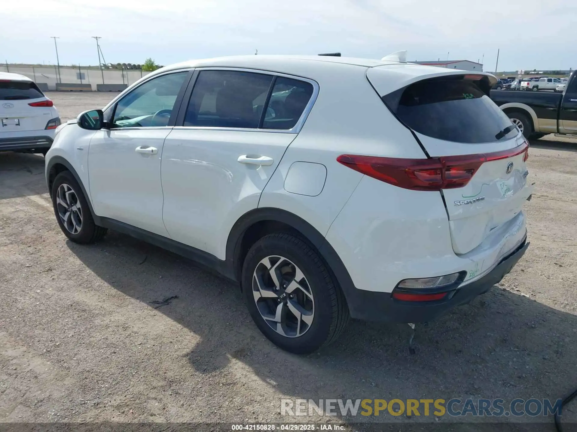 3 Photograph of a damaged car KNDPMCAC9L7836379 KIA SPORTAGE 2020