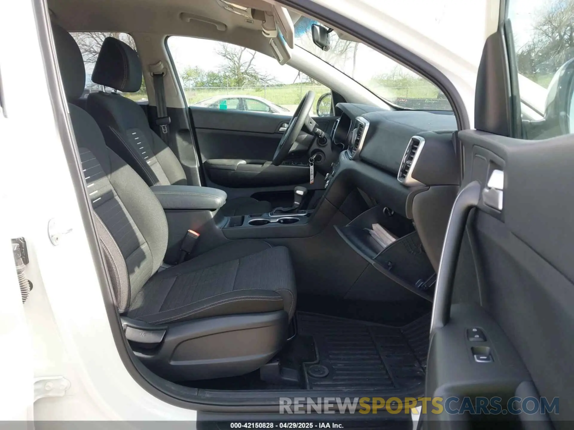 5 Photograph of a damaged car KNDPMCAC9L7836379 KIA SPORTAGE 2020