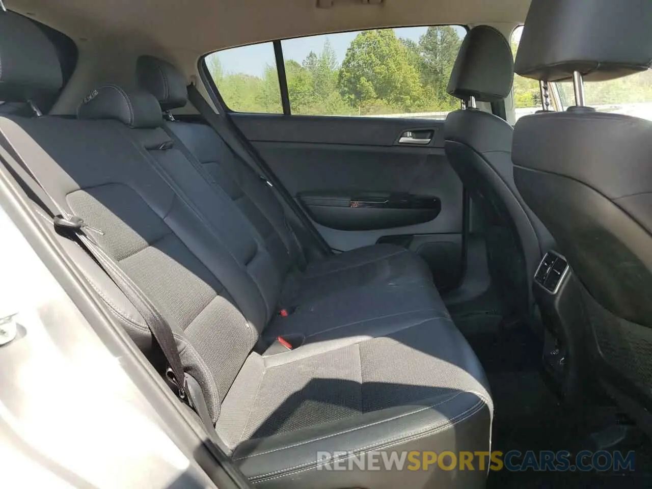 11 Photograph of a damaged car KNDPN3AC3L7779996 KIA SPORTAGE 2020