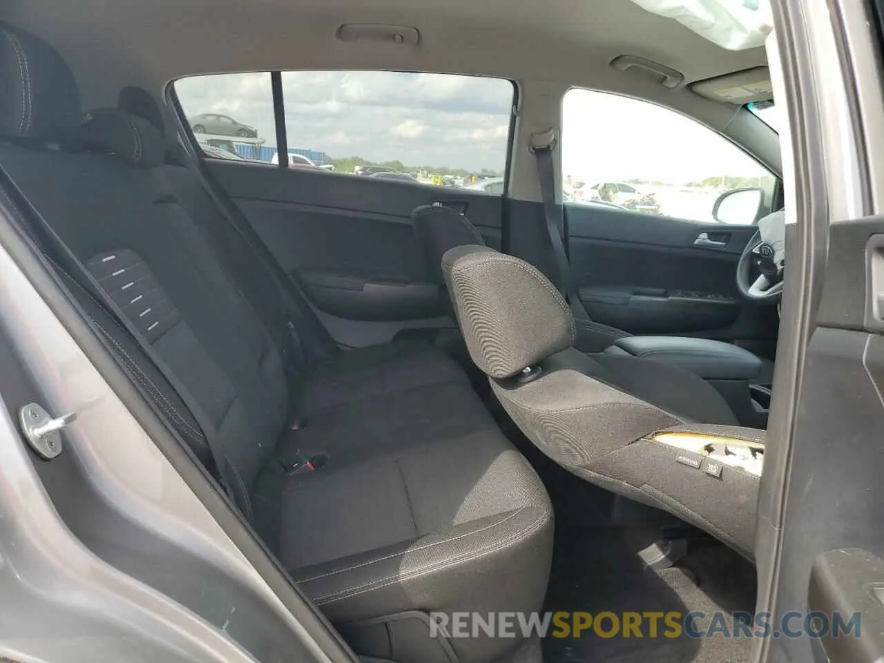 12 Photograph of a damaged car KNDPMCAC1M7854764 KIA SPORTAGE 2021