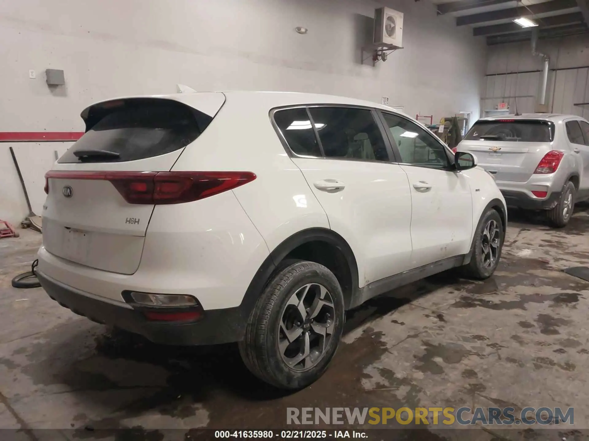 4 Photograph of a damaged car KNDPMCAC6M7905952 KIA SPORTAGE 2021