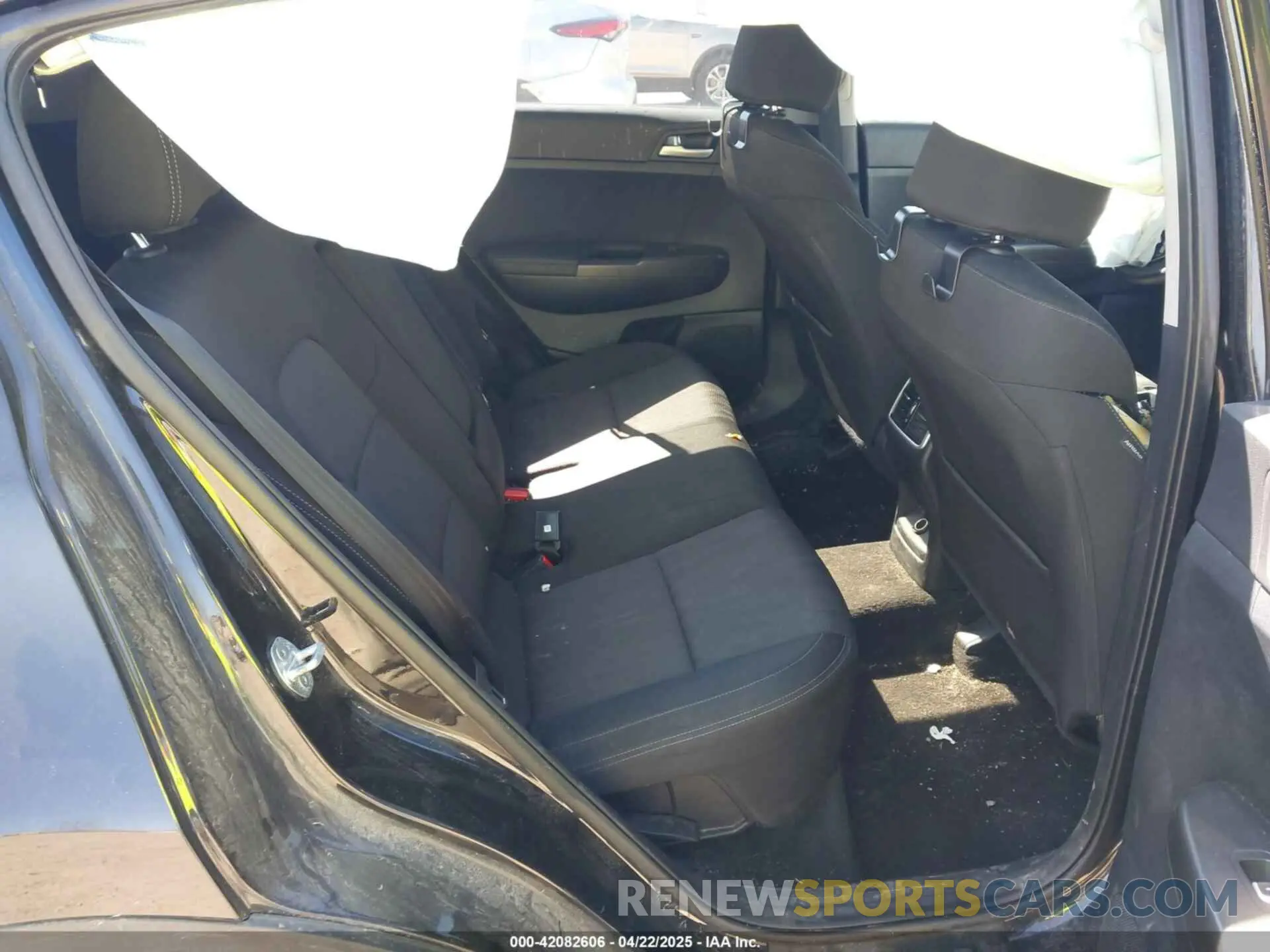 8 Photograph of a damaged car KNDPMCAC8M7933588 KIA SPORTAGE 2021