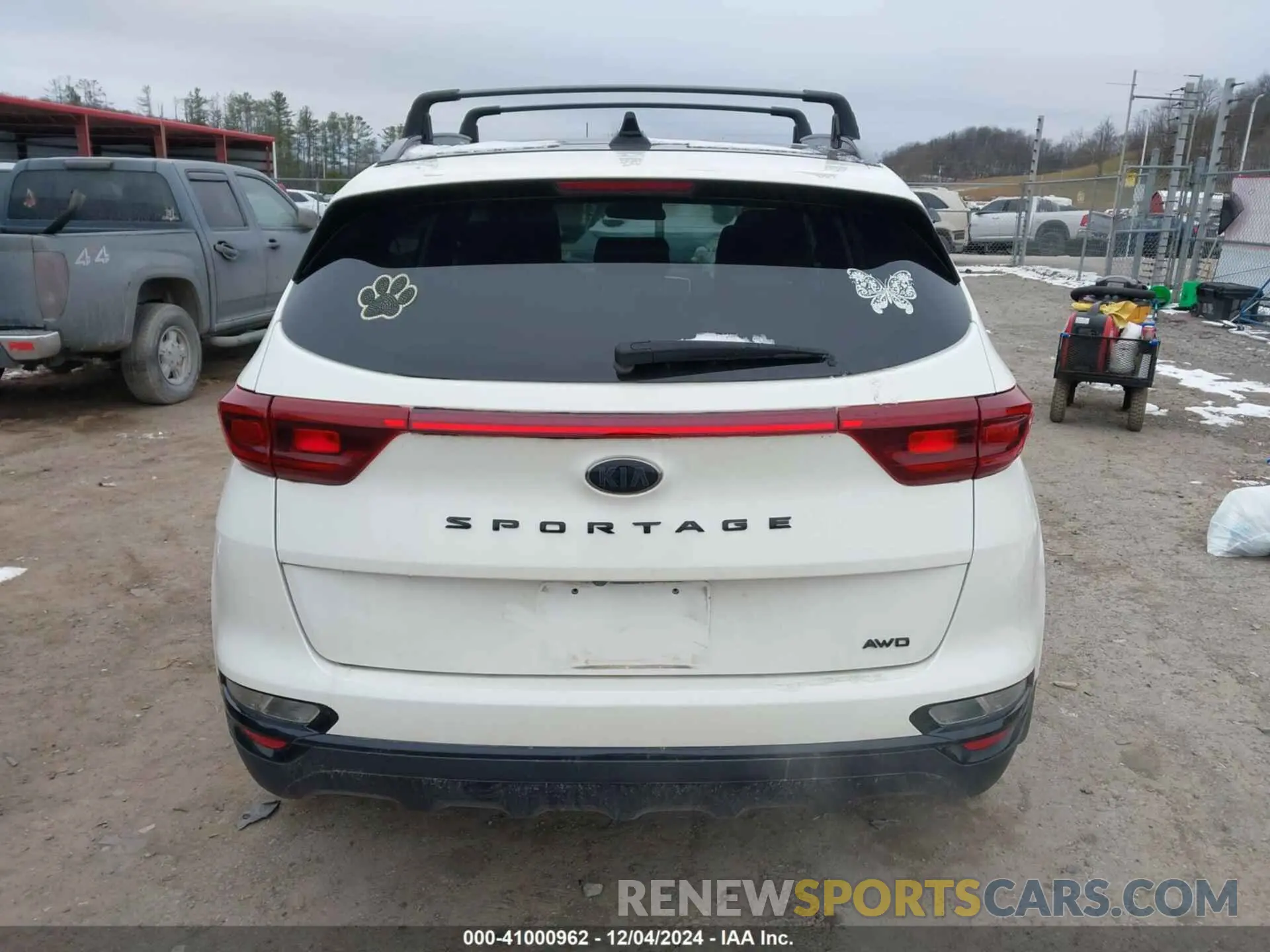 17 Photograph of a damaged car KNDP6CAC4N7016577 KIA SPORTAGE 2022