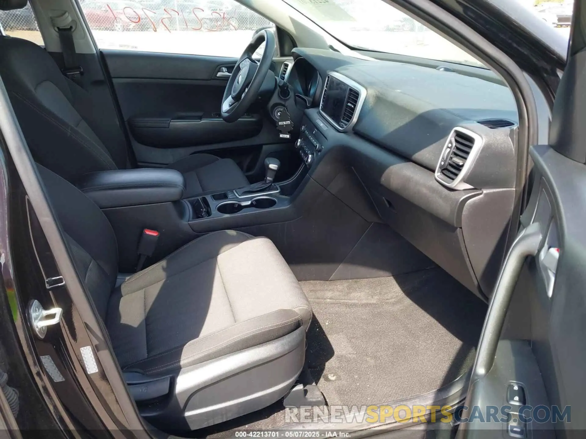 5 Photograph of a damaged car KNDPMCAC1N7955899 KIA SPORTAGE 2022