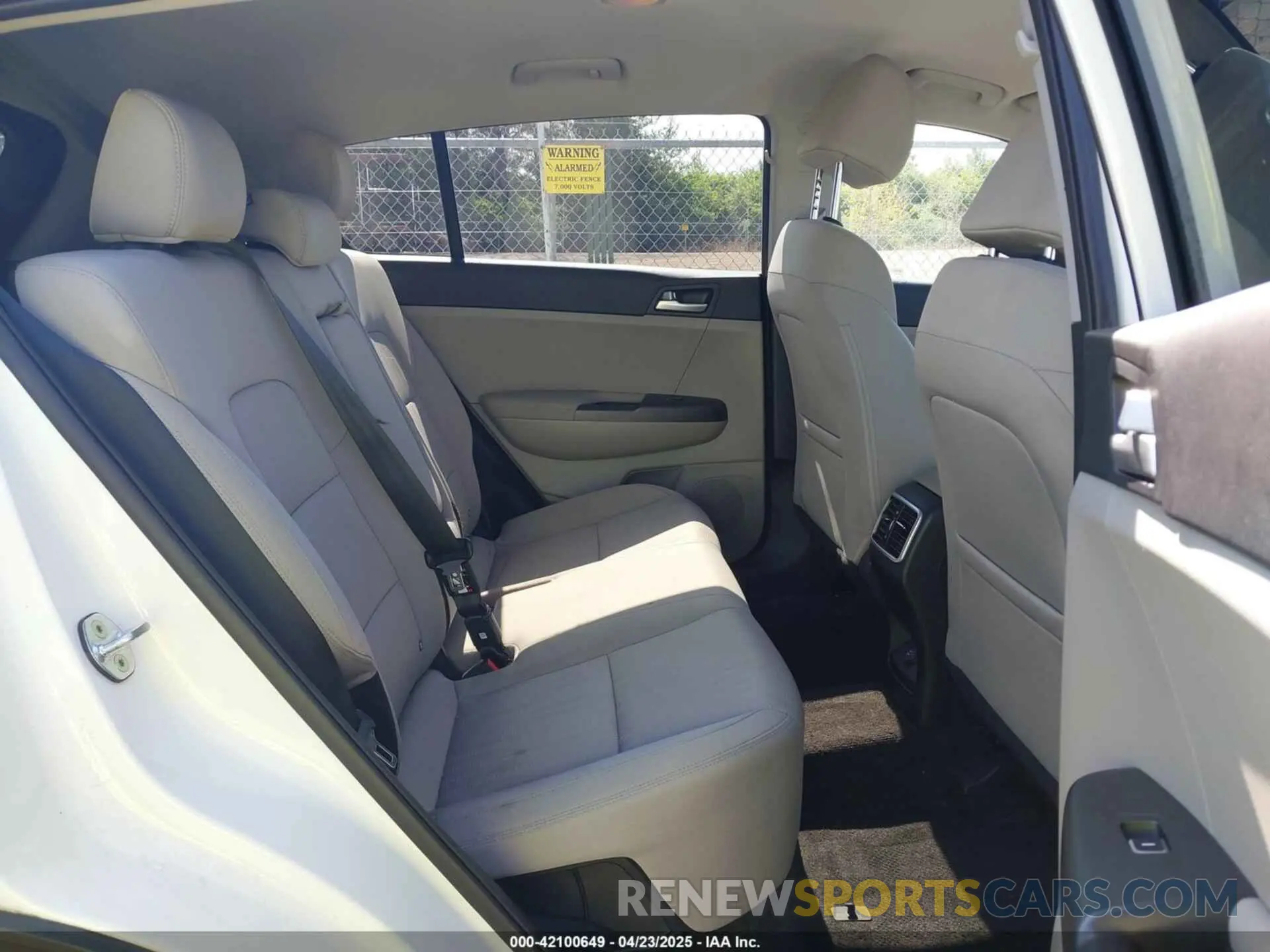 8 Photograph of a damaged car KNDPMCAC5N7966422 KIA SPORTAGE 2022