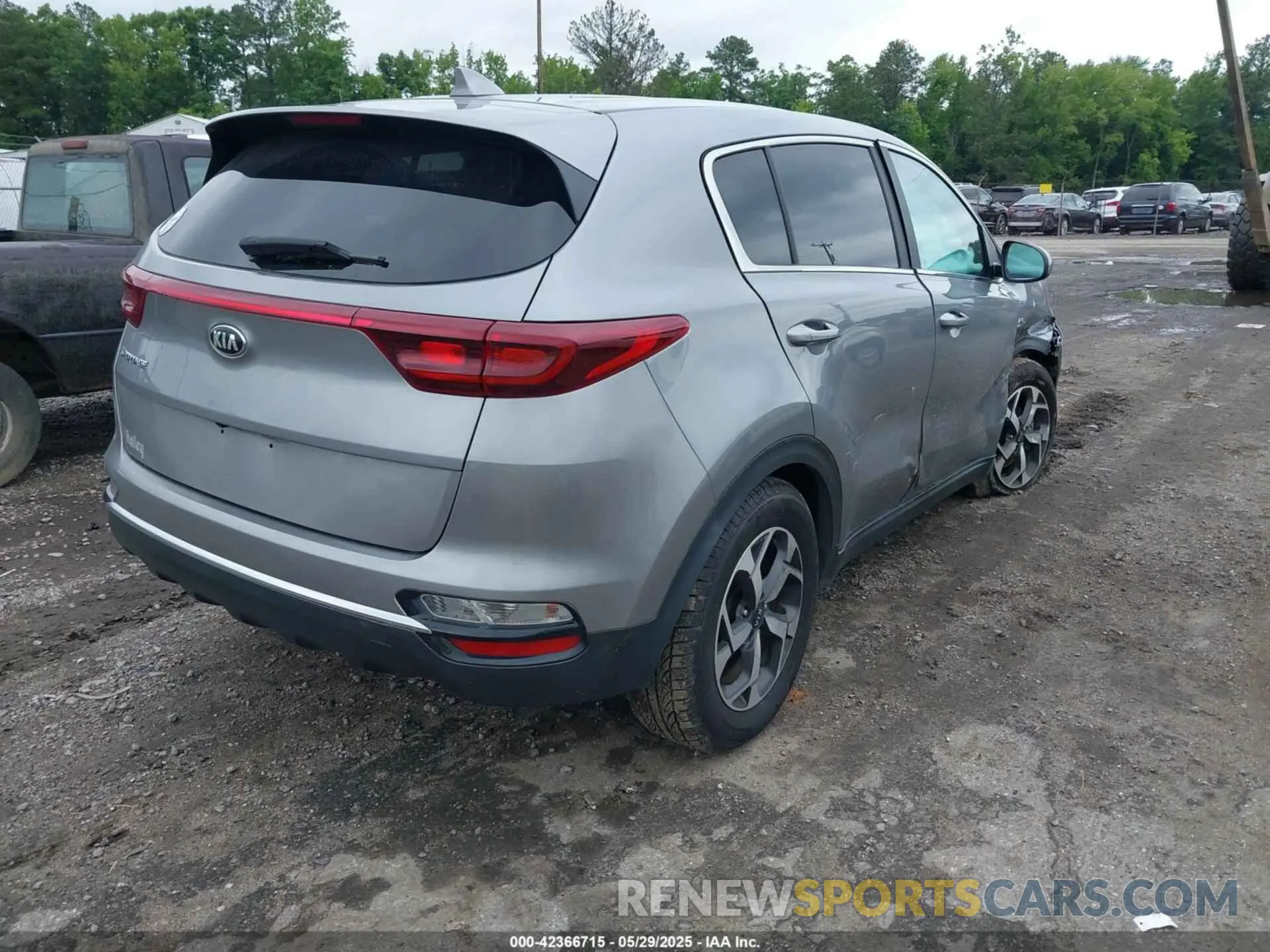 4 Photograph of a damaged car KNDPMCAC9N7017360 KIA SPORTAGE 2022
