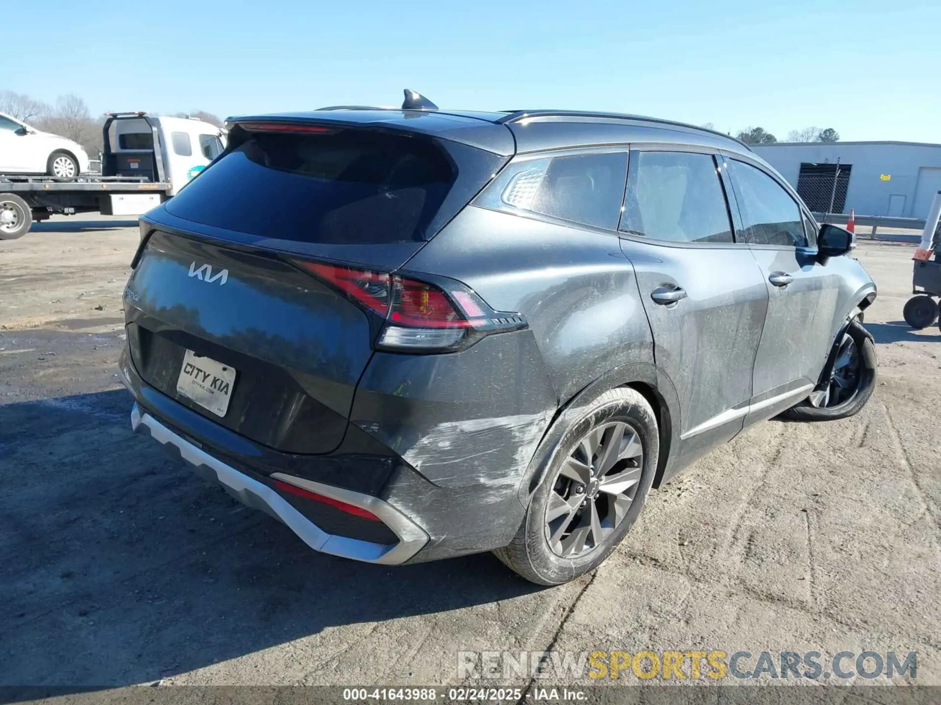 4 Photograph of a damaged car 5XYK43AFXPG033352 KIA SPORTAGE 2023