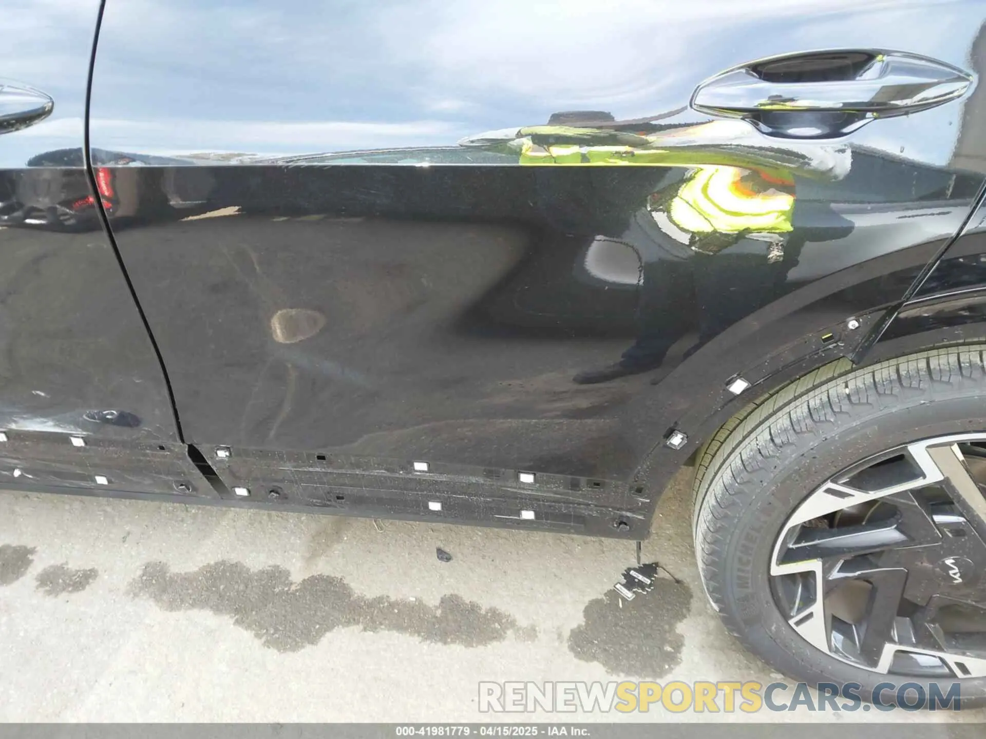 19 Photograph of a damaged car 5XYK53AF8PG129591 KIA SPORTAGE 2023