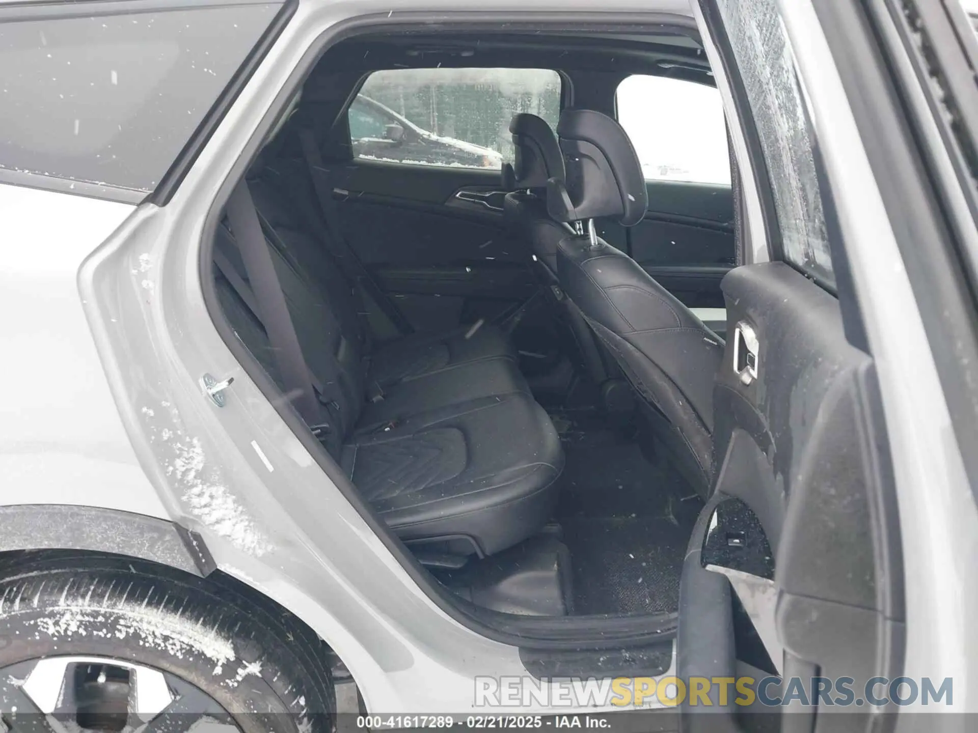 8 Photograph of a damaged car 5XYK6CAF6PG095325 KIA SPORTAGE 2023