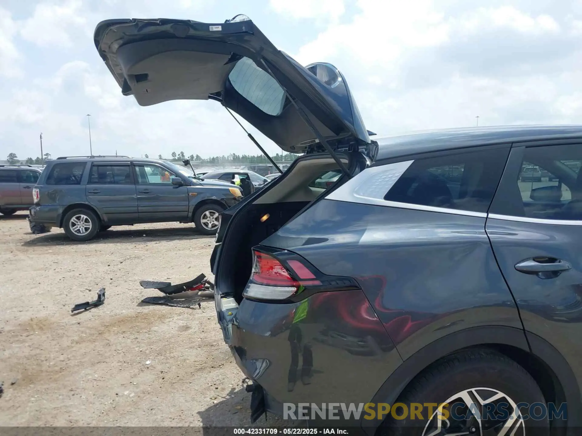 18 Photograph of a damaged car KNDPU3AF1P7167072 KIA SPORTAGE 2023
