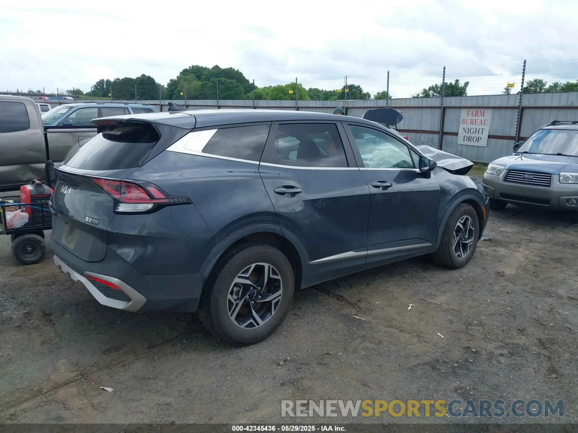 4 Photograph of a damaged car KNDPU3AFXP7034567 KIA SPORTAGE 2023