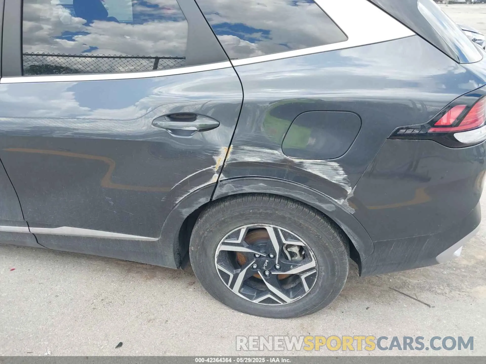 19 Photograph of a damaged car KNDPUCAFXP7162209 KIA SPORTAGE 2023