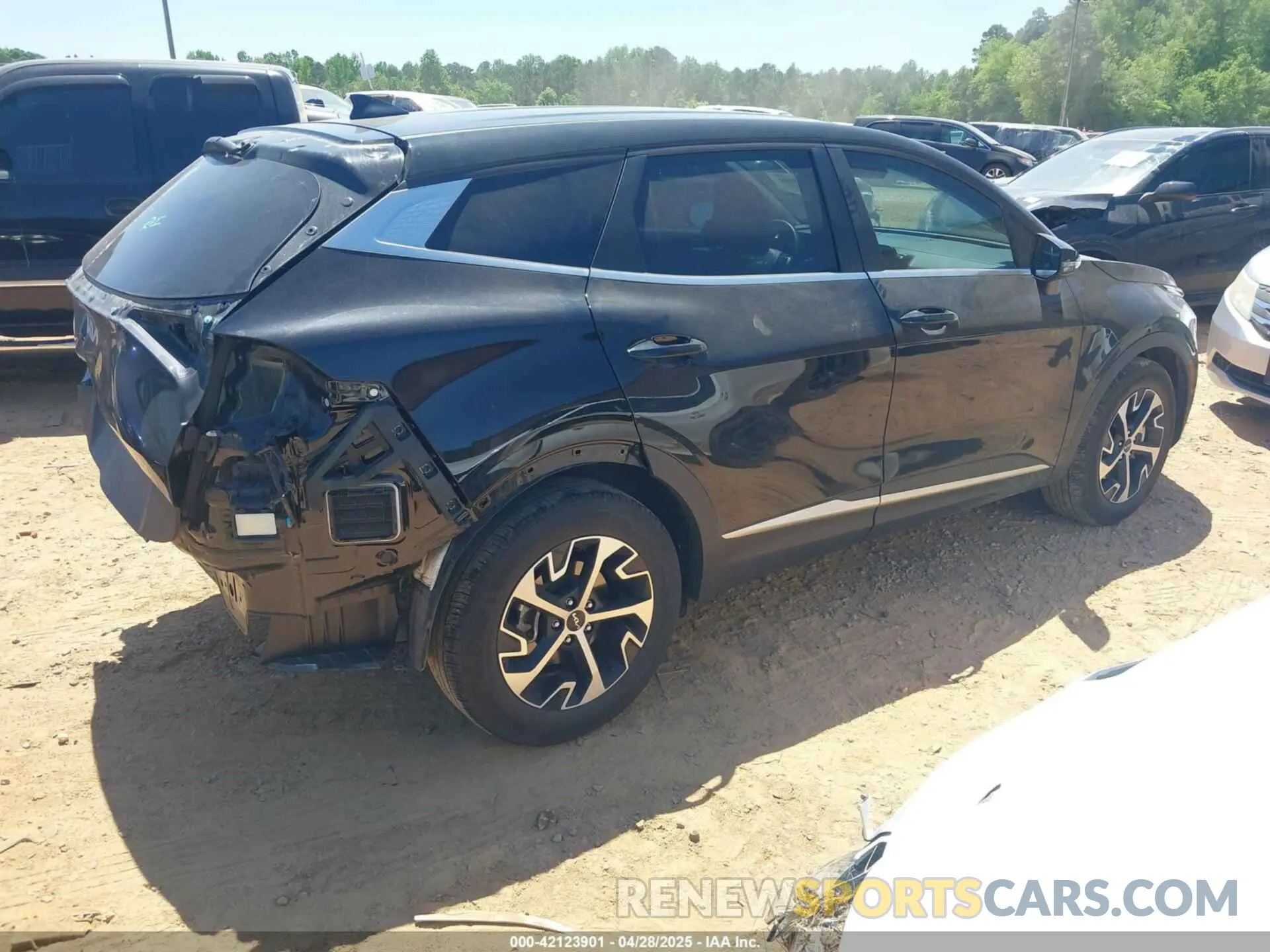 4 Photograph of a damaged car 5XYK33DF6RG190233 KIA SPORTAGE 2024