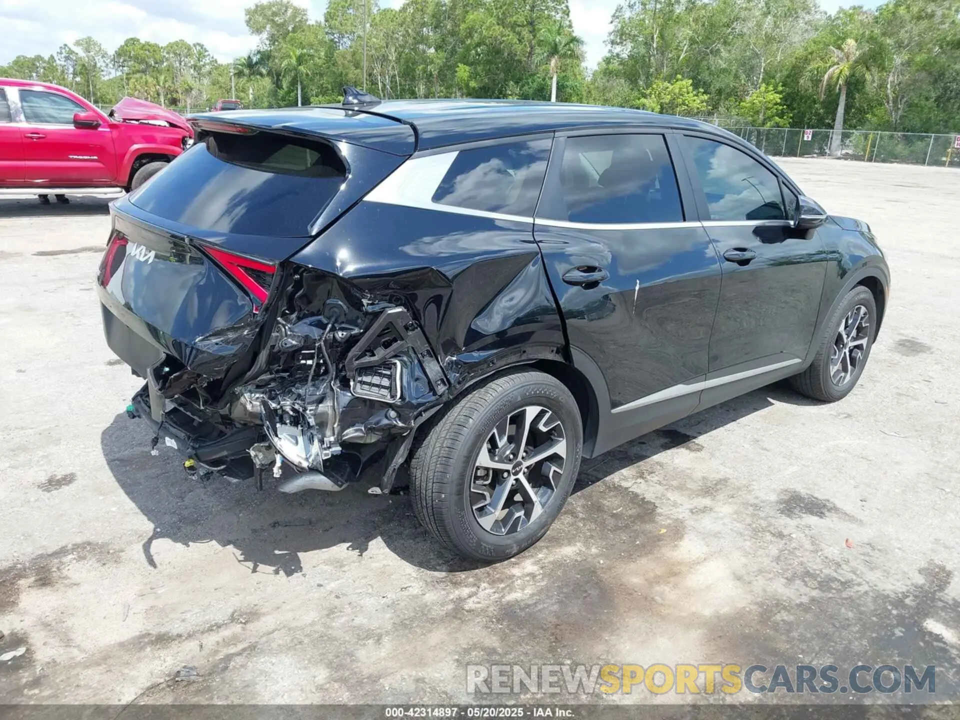 4 Photograph of a damaged car 5XYK33DFXRG227090 KIA SPORTAGE 2024