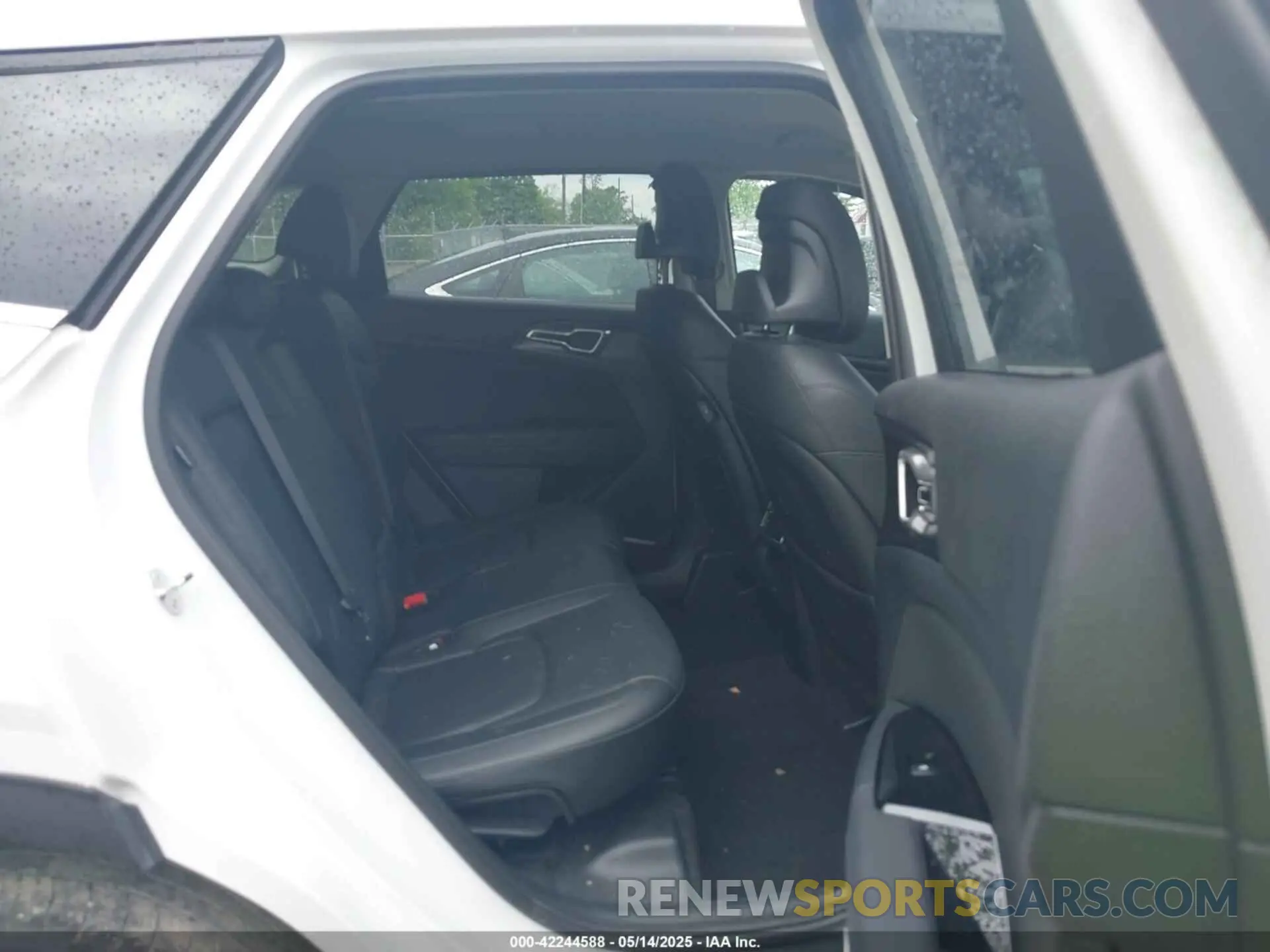 8 Photograph of a damaged car 5XYK3CDF2RG183800 KIA SPORTAGE 2024