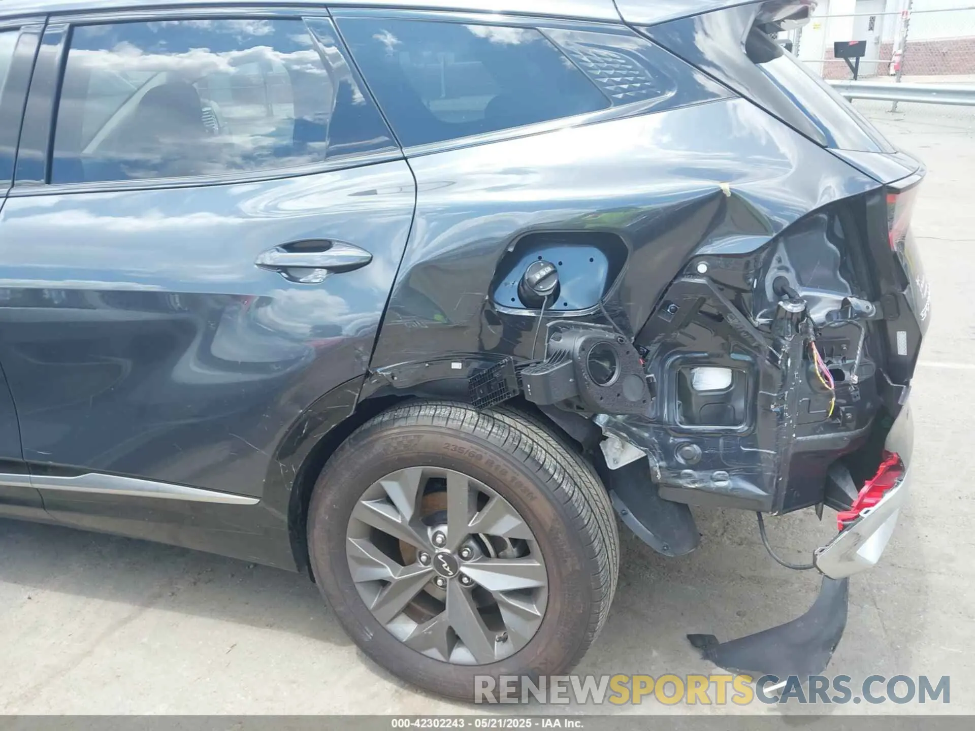 17 Photograph of a damaged car 5XYK43DF3RG155369 KIA SPORTAGE 2024