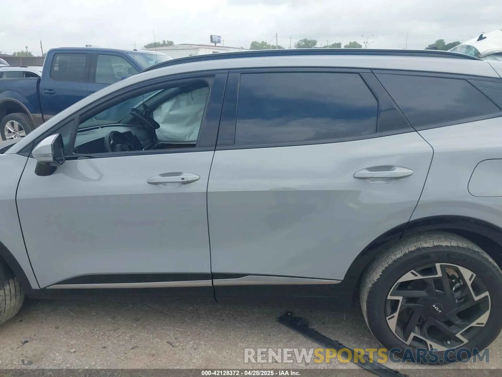 14 Photograph of a damaged car 5XYK53DF3RG167390 KIA SPORTAGE 2024