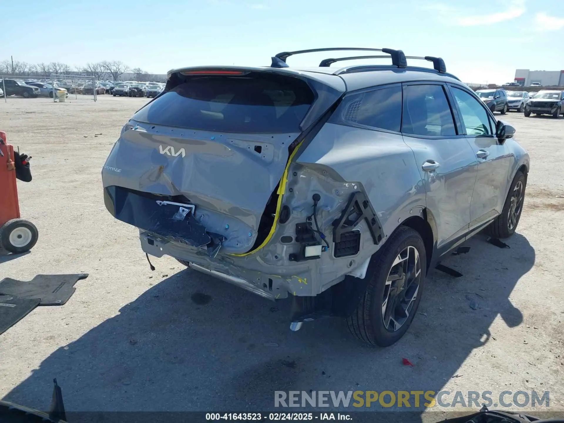 4 Photograph of a damaged car 5XYK53DF3RG233940 KIA SPORTAGE 2024